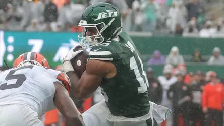 Kenyon Sadiq, tight end dos Jets, em ação contra os Browns.
