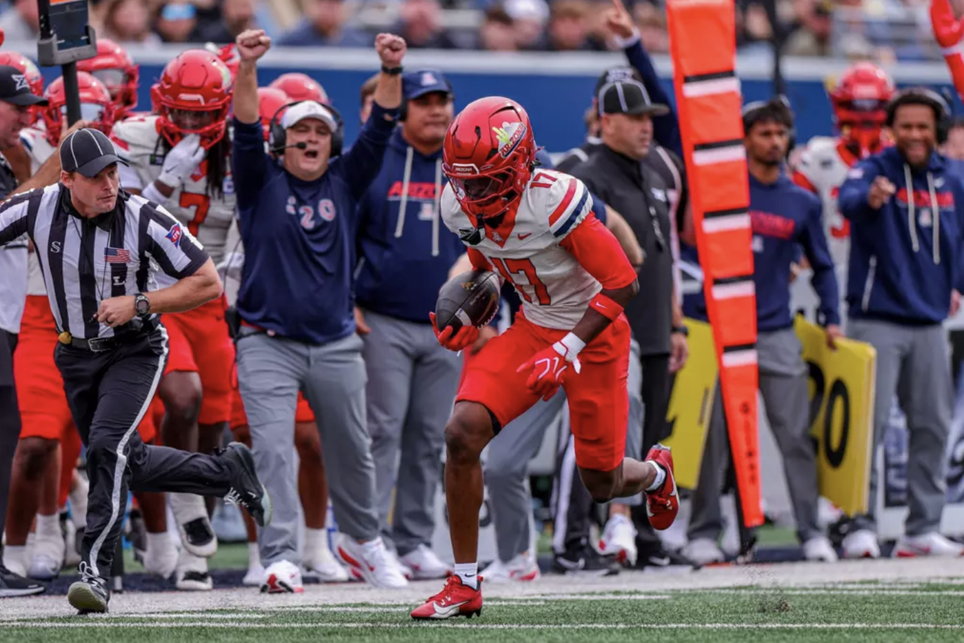 Jogador dos Wildcats de Arizona em atividade durante o confronto universitário com West Virginia.