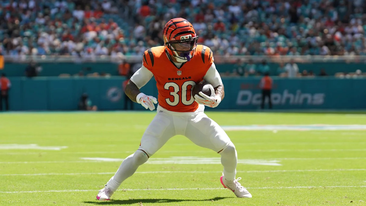 Chase Brown corre com a bola pelos Bengals contra os Dolphins.
