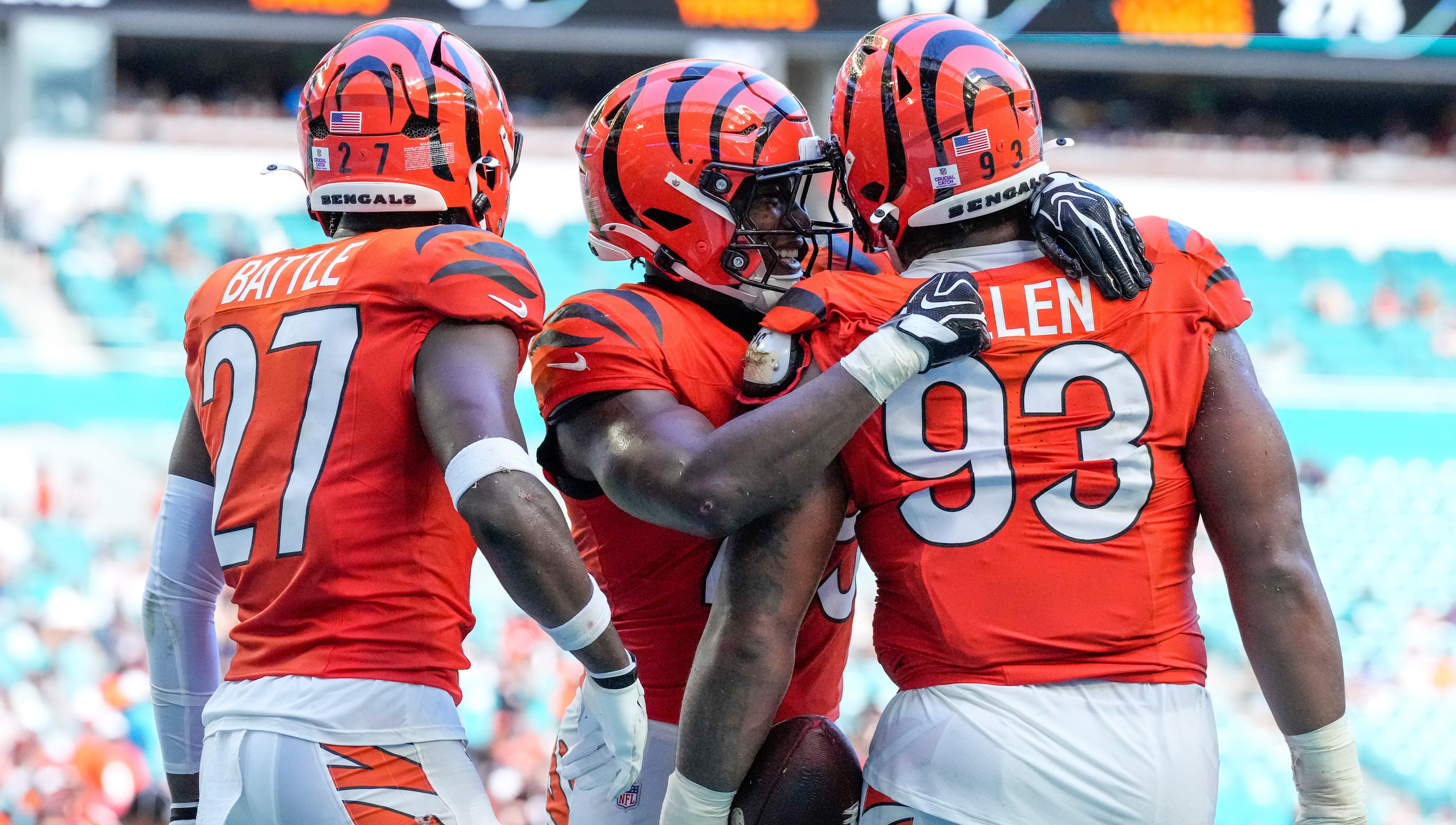 Jogadores dos Bengals comemoram durante a partida contra Miami.