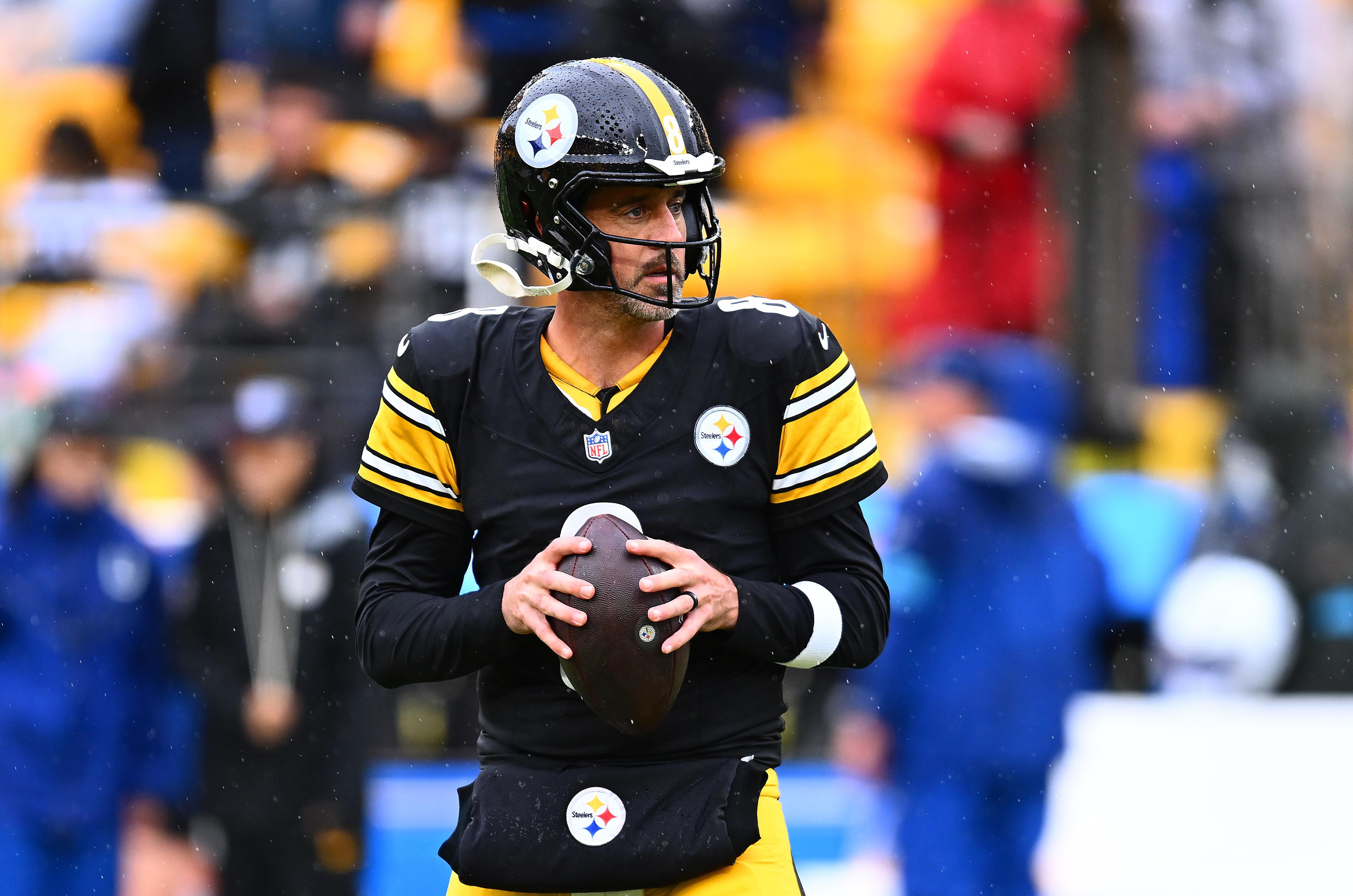 Aaron Rodgers prepara um passe pelo Pittsburgh Steelers.