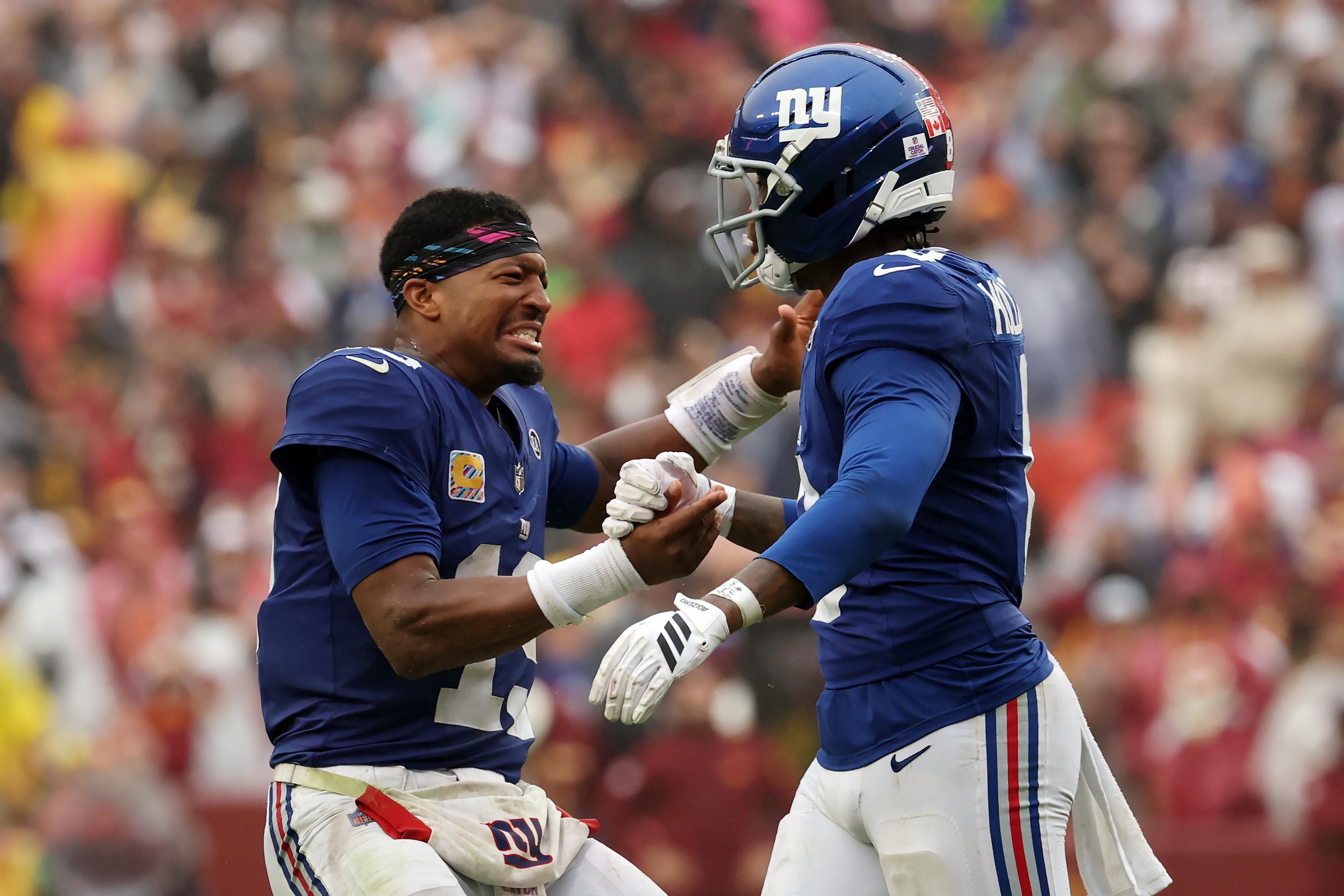 Jameis Winston conversa com um companheiro dos Giants no confronto com Washington.