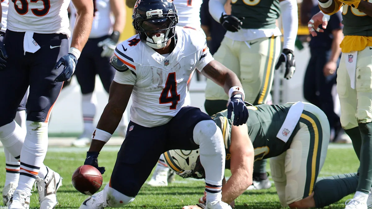 D’Andre Swift observa o campo durante Bears x Packers.