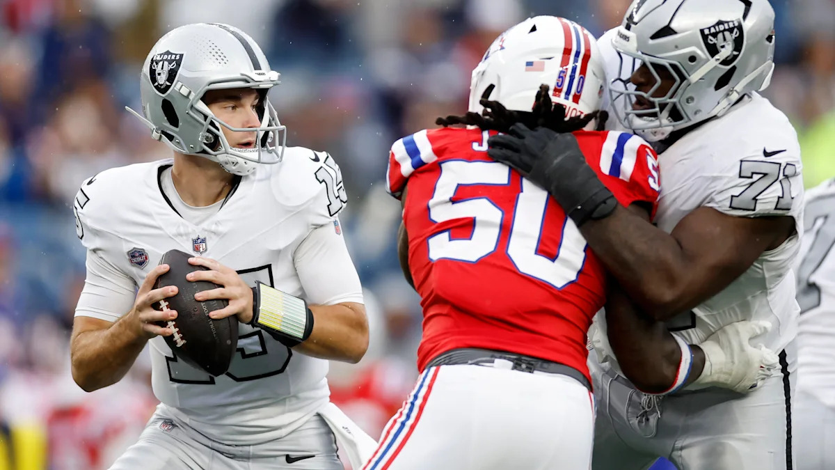 Fernando Mendoza prepara um passe pelos Raiders diante dos Patriots.