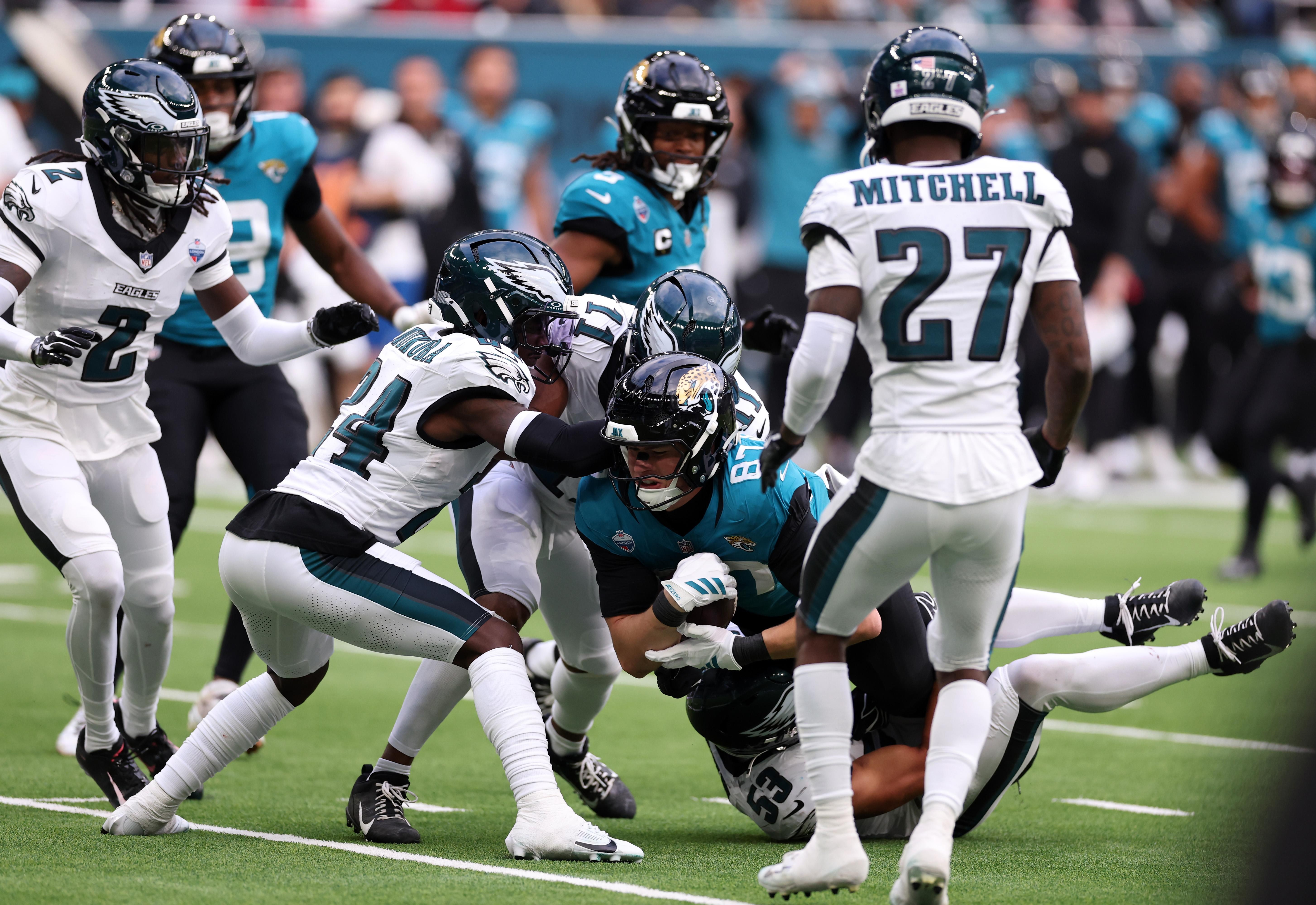 Nate Boerkircher, dos Jaguars, é marcado por Zack Baun, dos Eagles, em Londres.