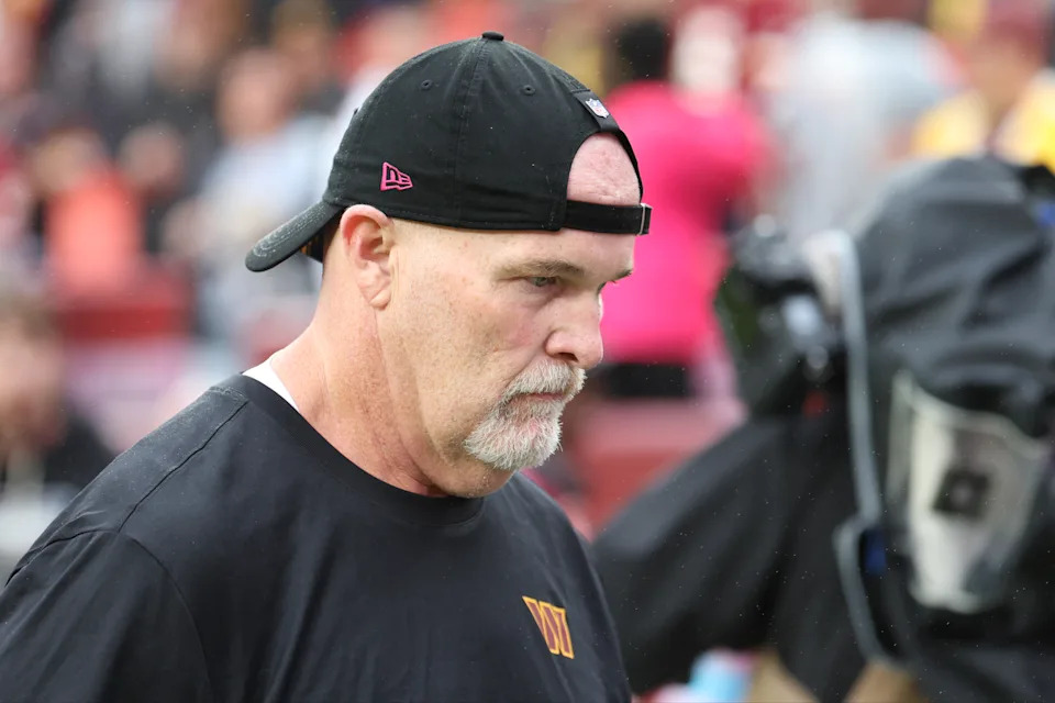 Dan Quinn deixa o campo após o empate dos Commanders com os Giants.