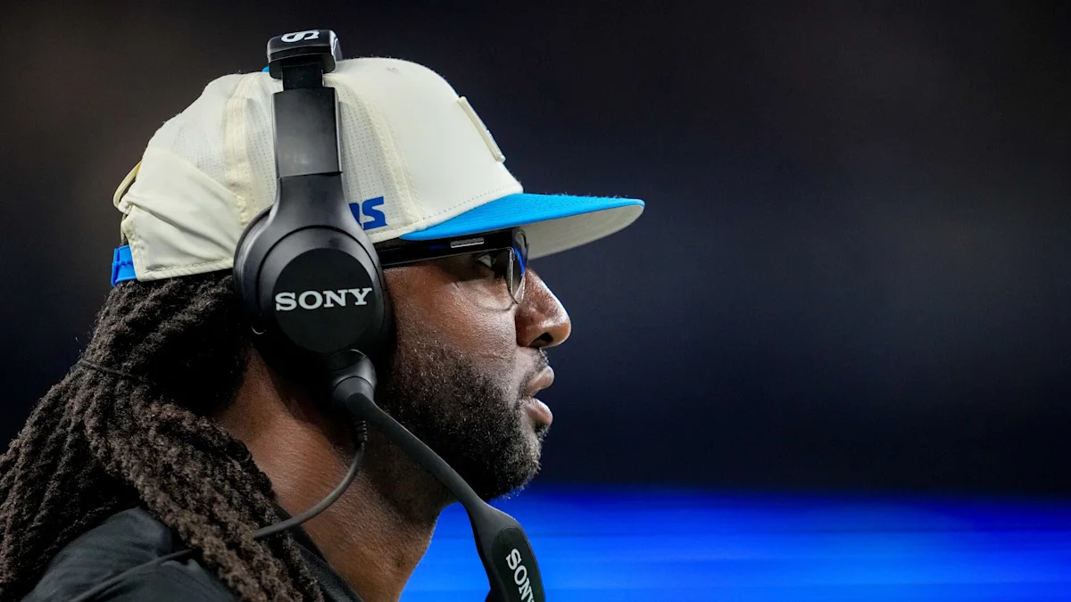 Kelvin Sheppard acompanha o trabalho dos Detroit Lions.
