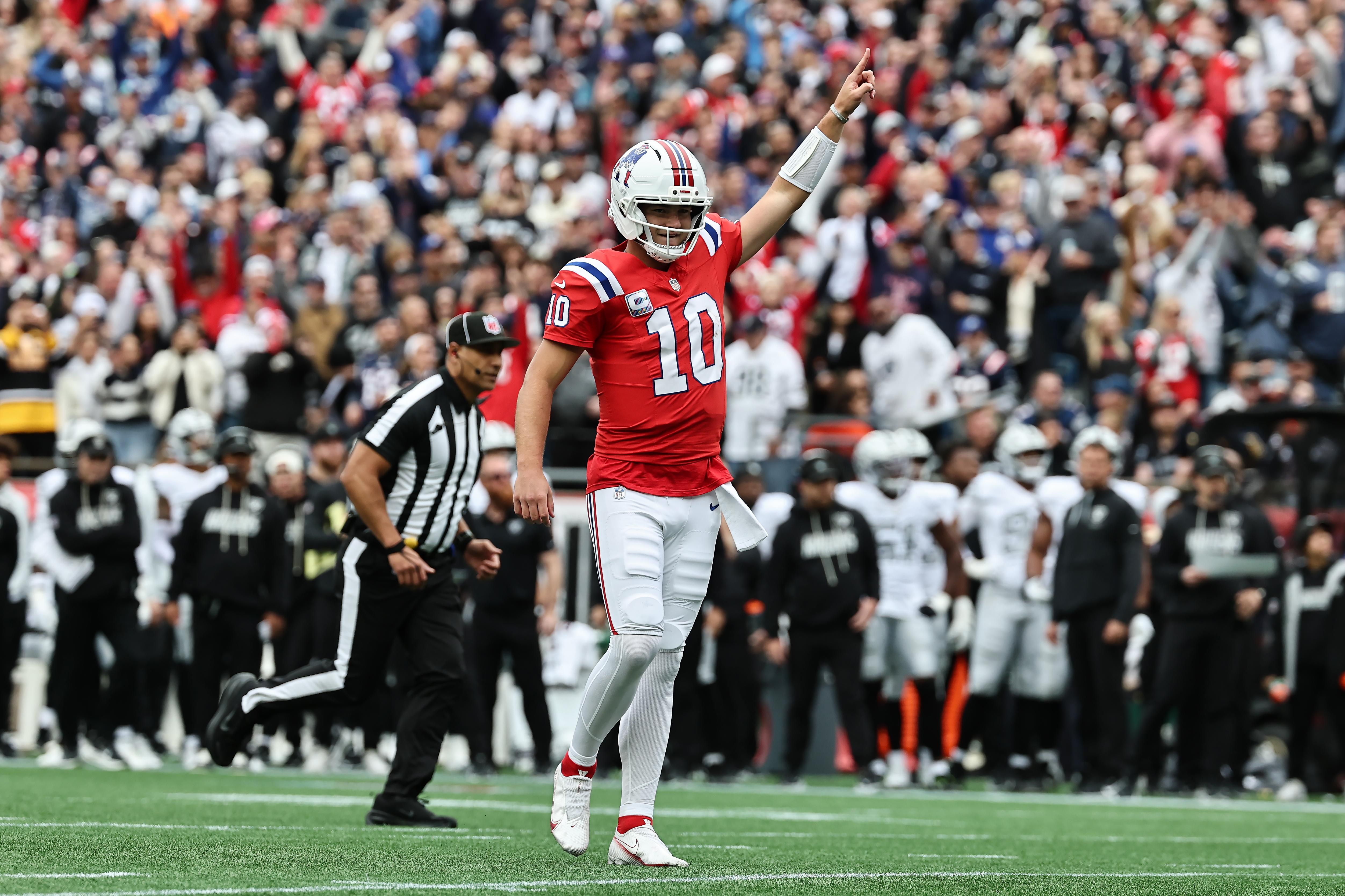 Drake Maye comemora uma jogada dos Patriots contra os Raiders.