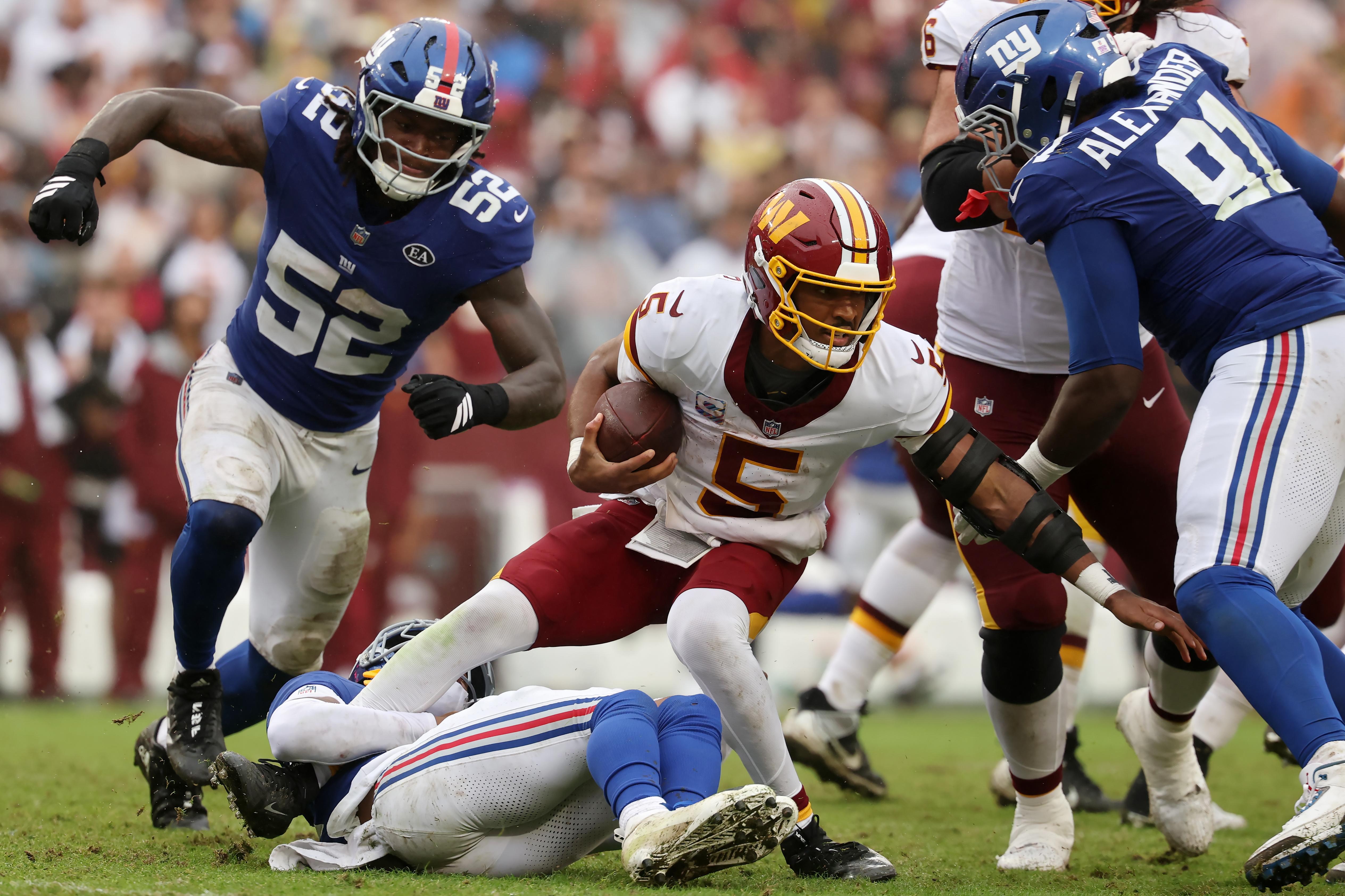 Defensores dos Giants derrubam Jayden Daniels, dos Commanders.