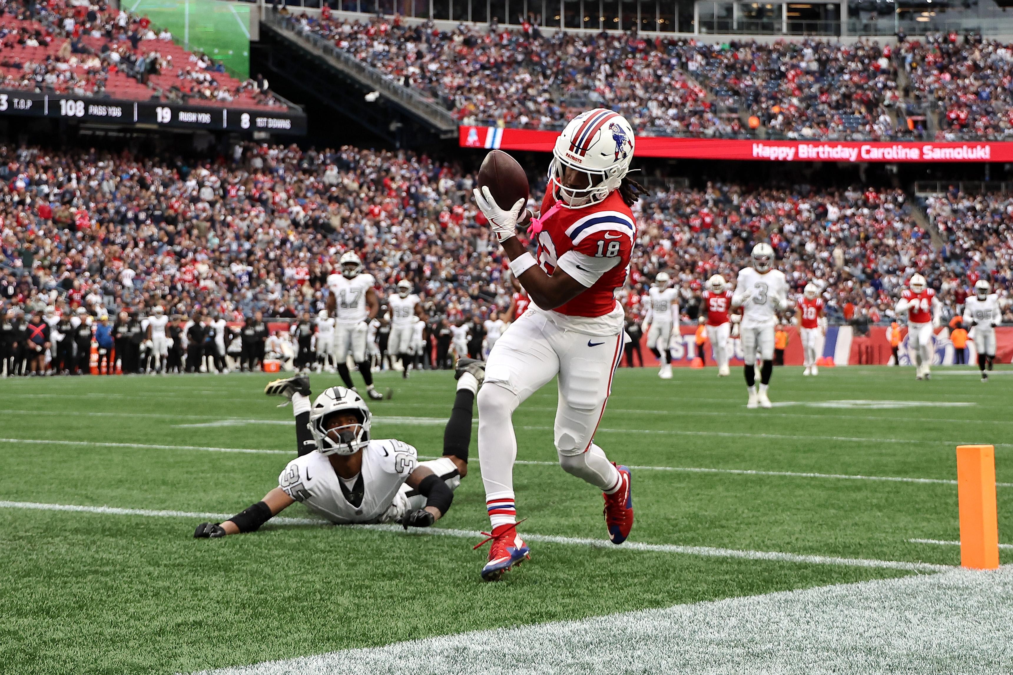Drake Maye comemora um touchdown dos Patriots diante dos Raiders.