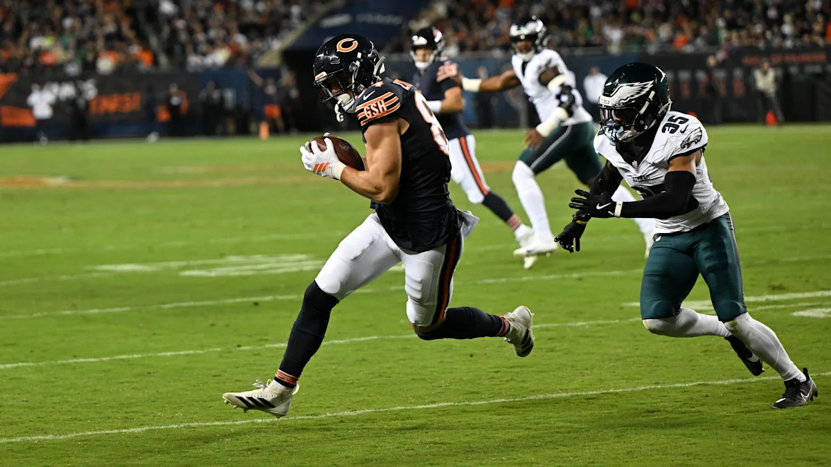 Recebedor dos Bears avança com a bola em partida da NFL.