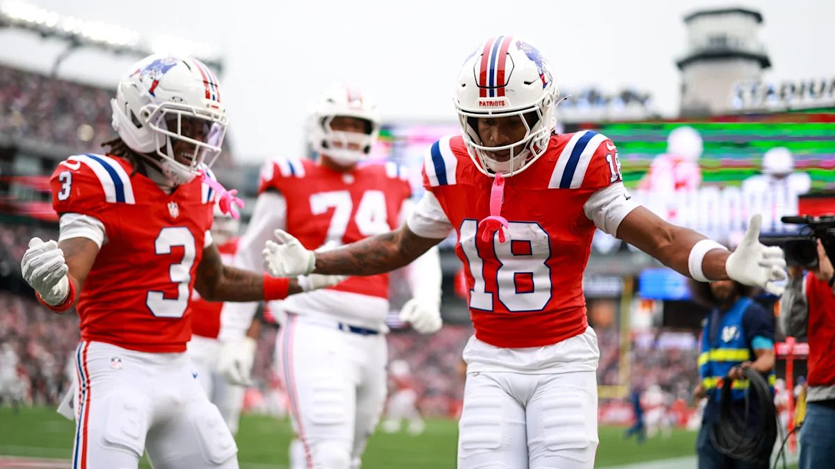 Kyle Williams e DeMario Douglas, dos Patriots, antes da partida contra os Raiders.