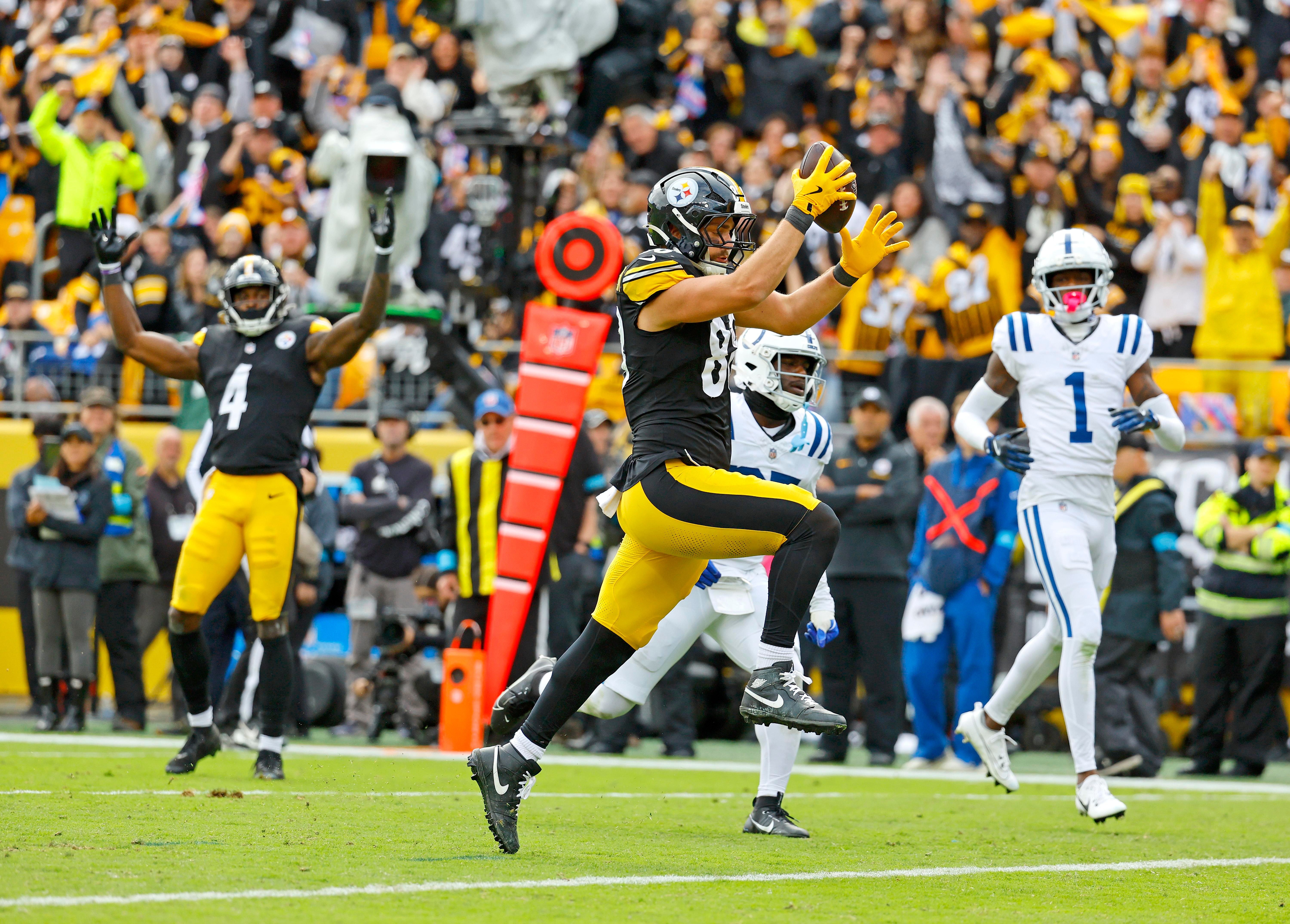 Pat Freiermuth recebe um passe para touchdown dos Steelers contra os Colts.