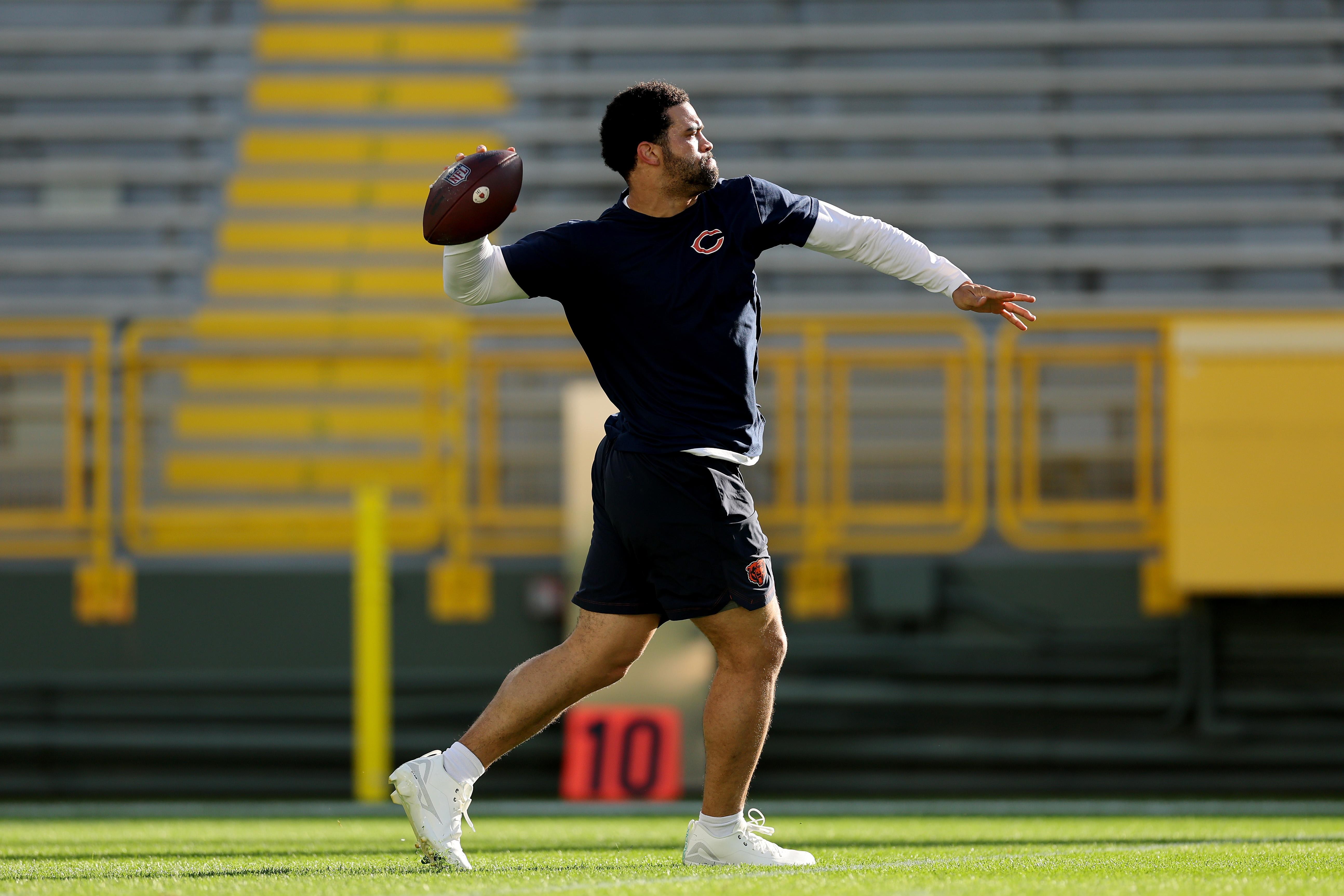 Jogador dos Bears realiza exercícios de aquecimento no Lambeau Field.