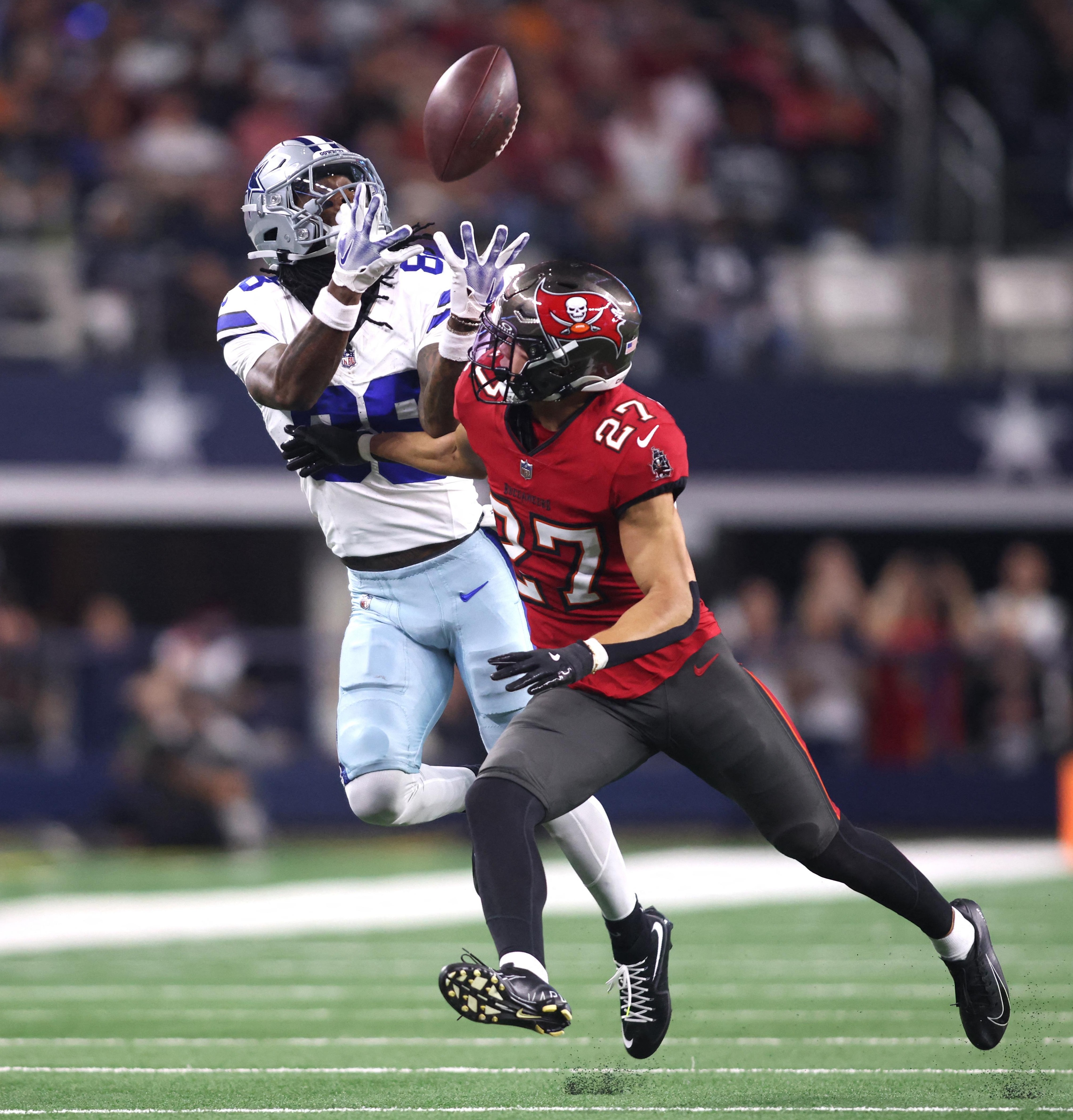 Jogador dos Dallas Cowboys disputa uma recepção.