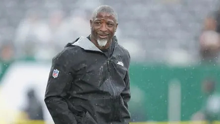 Aaron Glenn, técnico dos Jets, durante a partida contra os Browns.