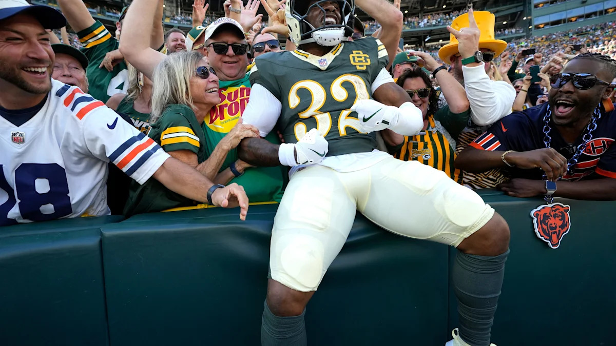 Corredor dos Packers comemora com torcedores na arquibancada do Lambeau Field.