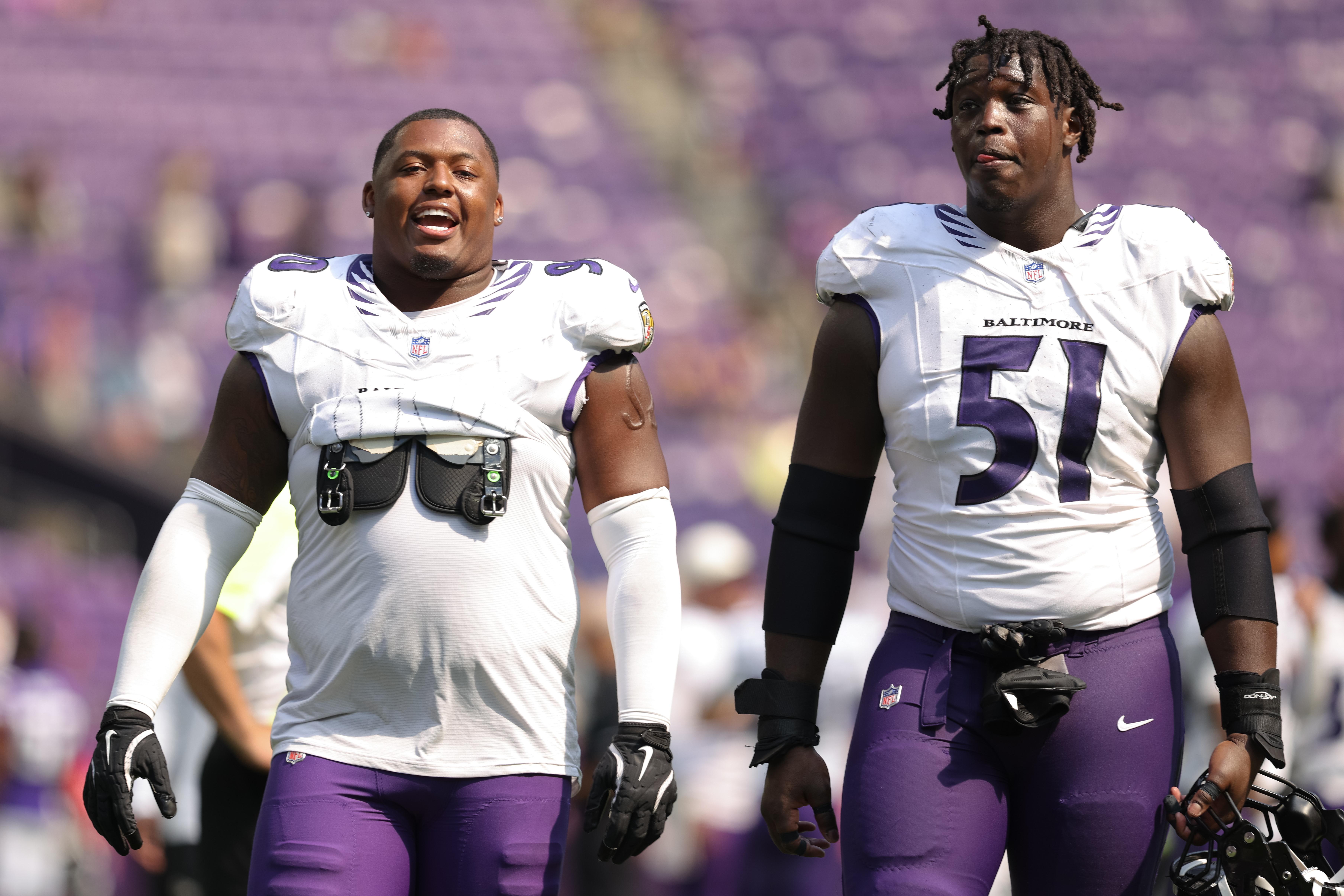 Aeneas Peebles e Emery Jones Jr., dos Ravens, após uma partida de pré-temporada.