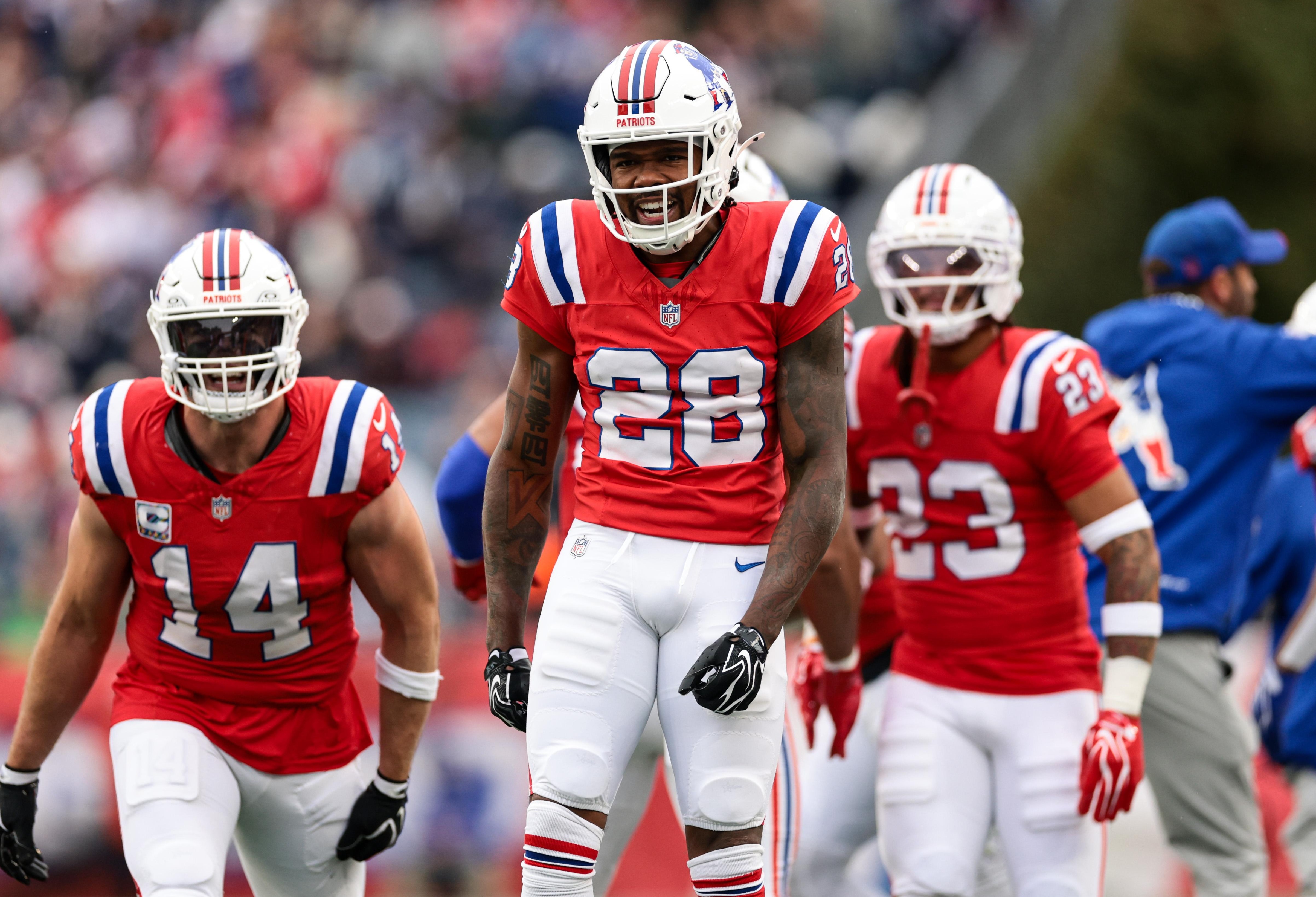 Jogadores da defesa dos Patriots em campo contra os Raiders.