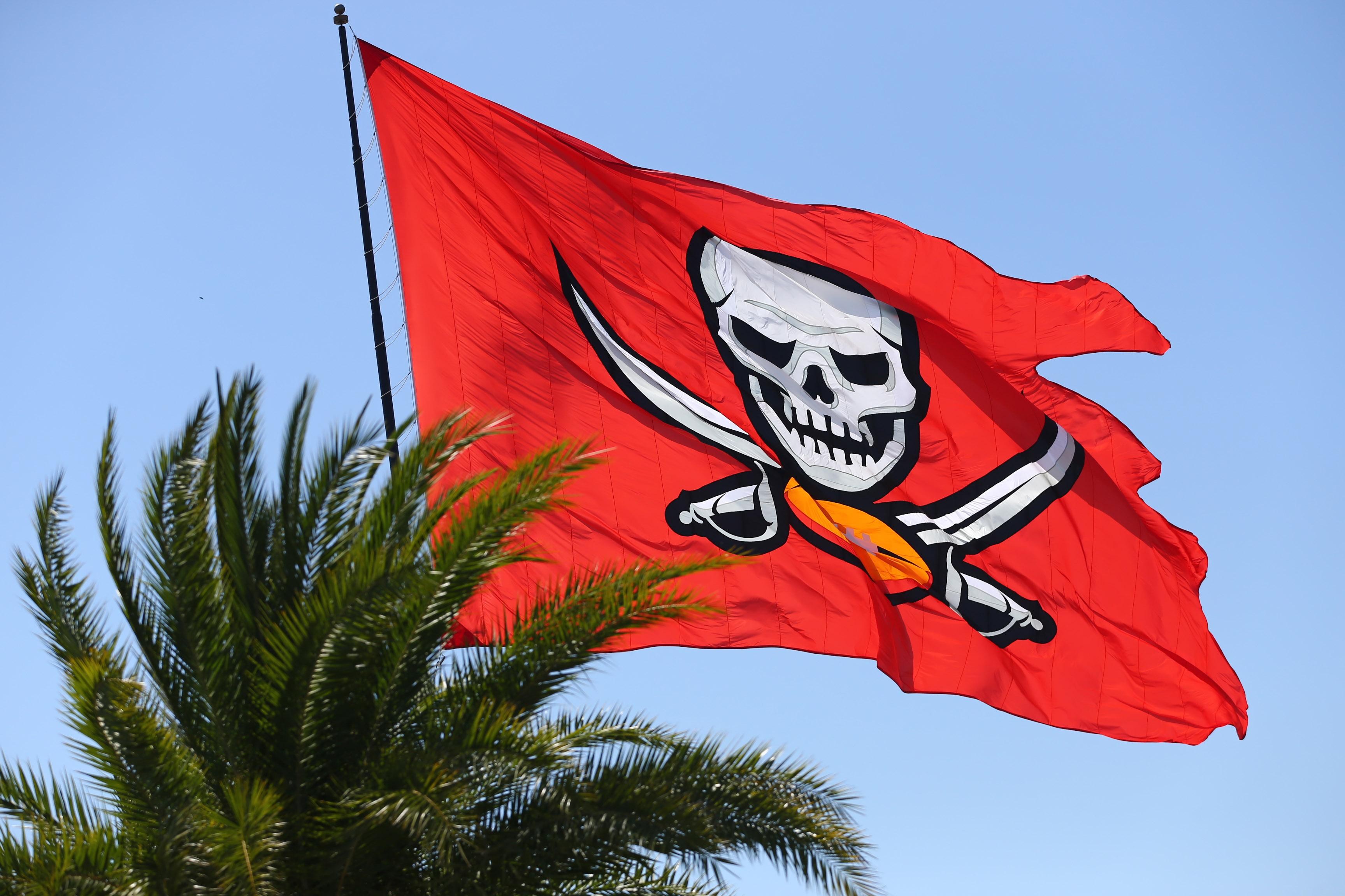 Bandeira do Tampa Bay Buccaneers no centro de treinamento da equipe.