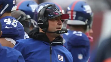 John Harbaugh, técnico dos Giants, à beira do campo.