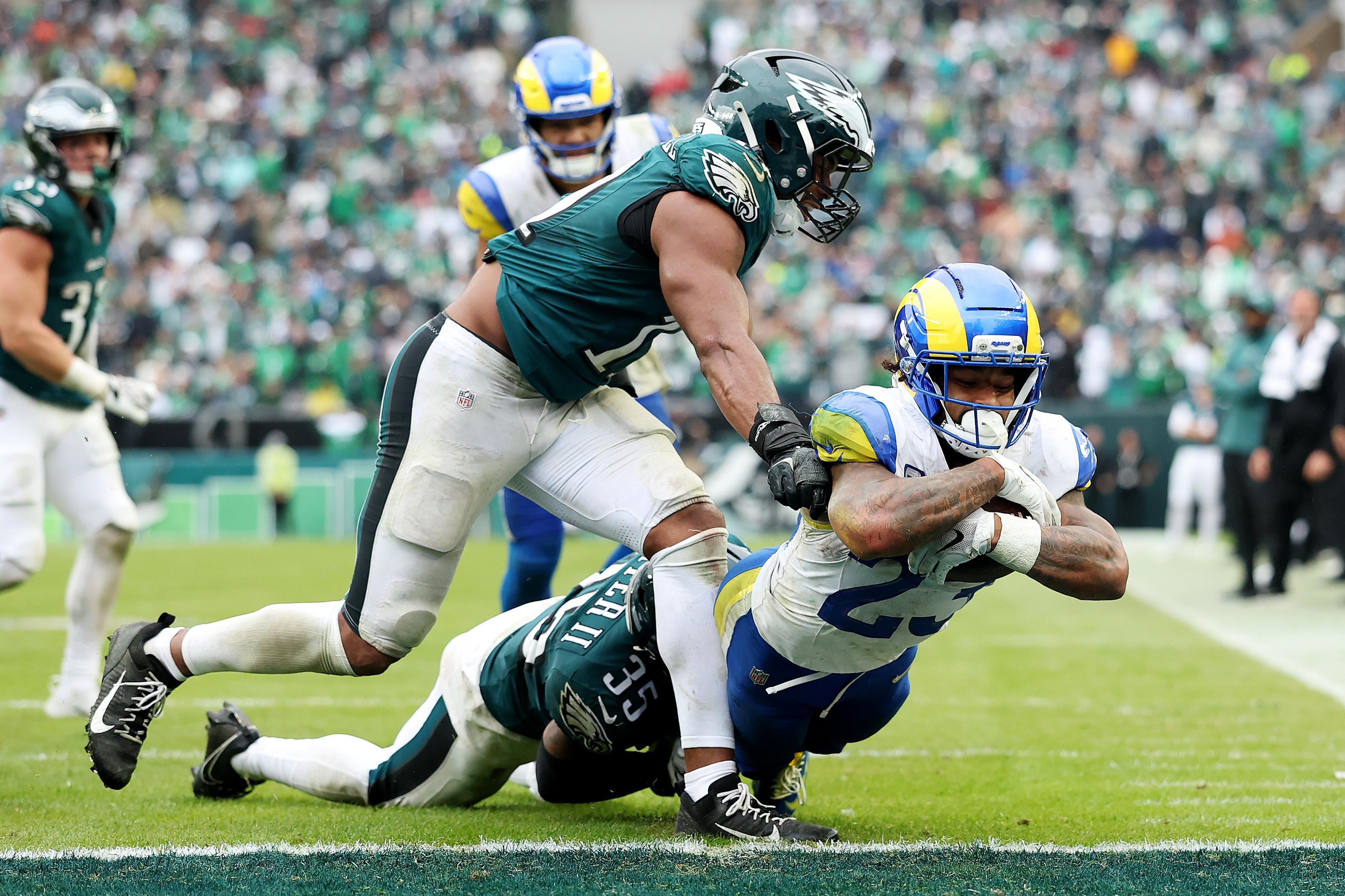 Kyren Williams mergulha na end zone para um touchdown dos Rams contra os Eagles em 4 de outubro de 2026.