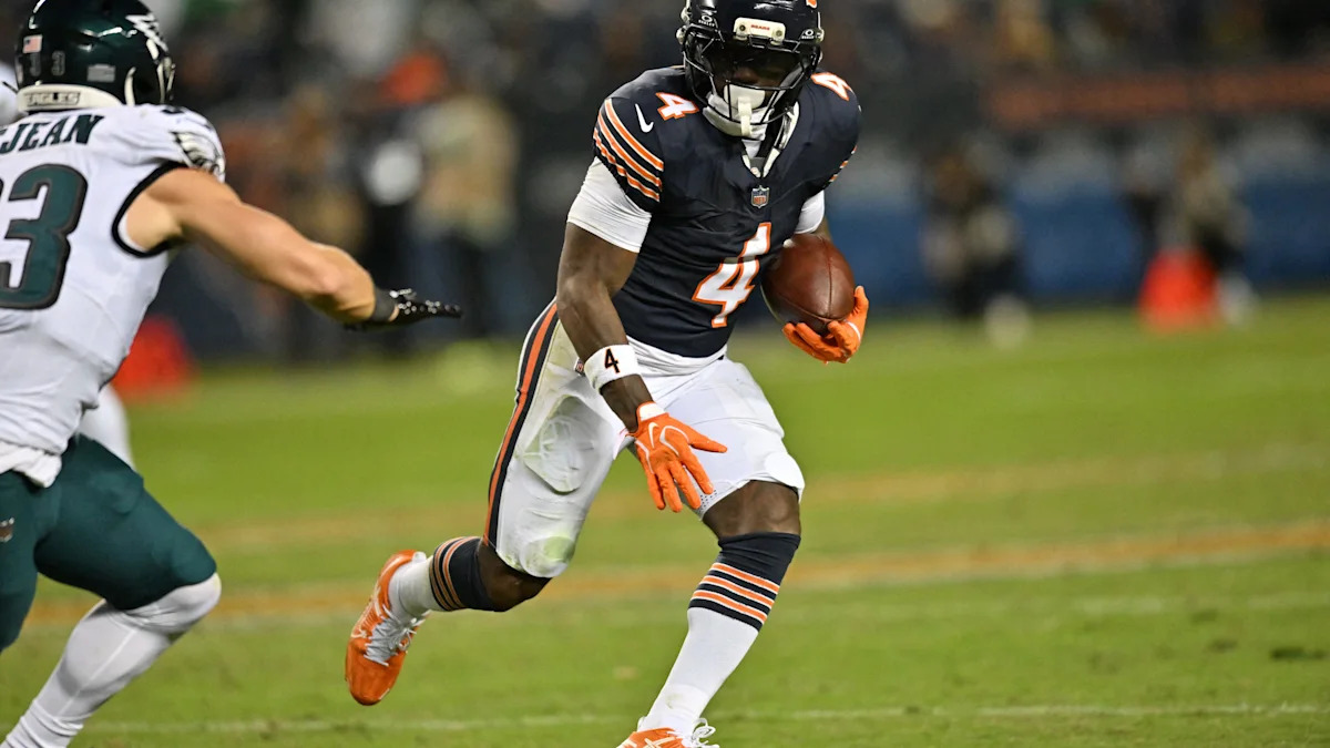 D’Andre Swift carrega a bola pelos Chicago Bears.