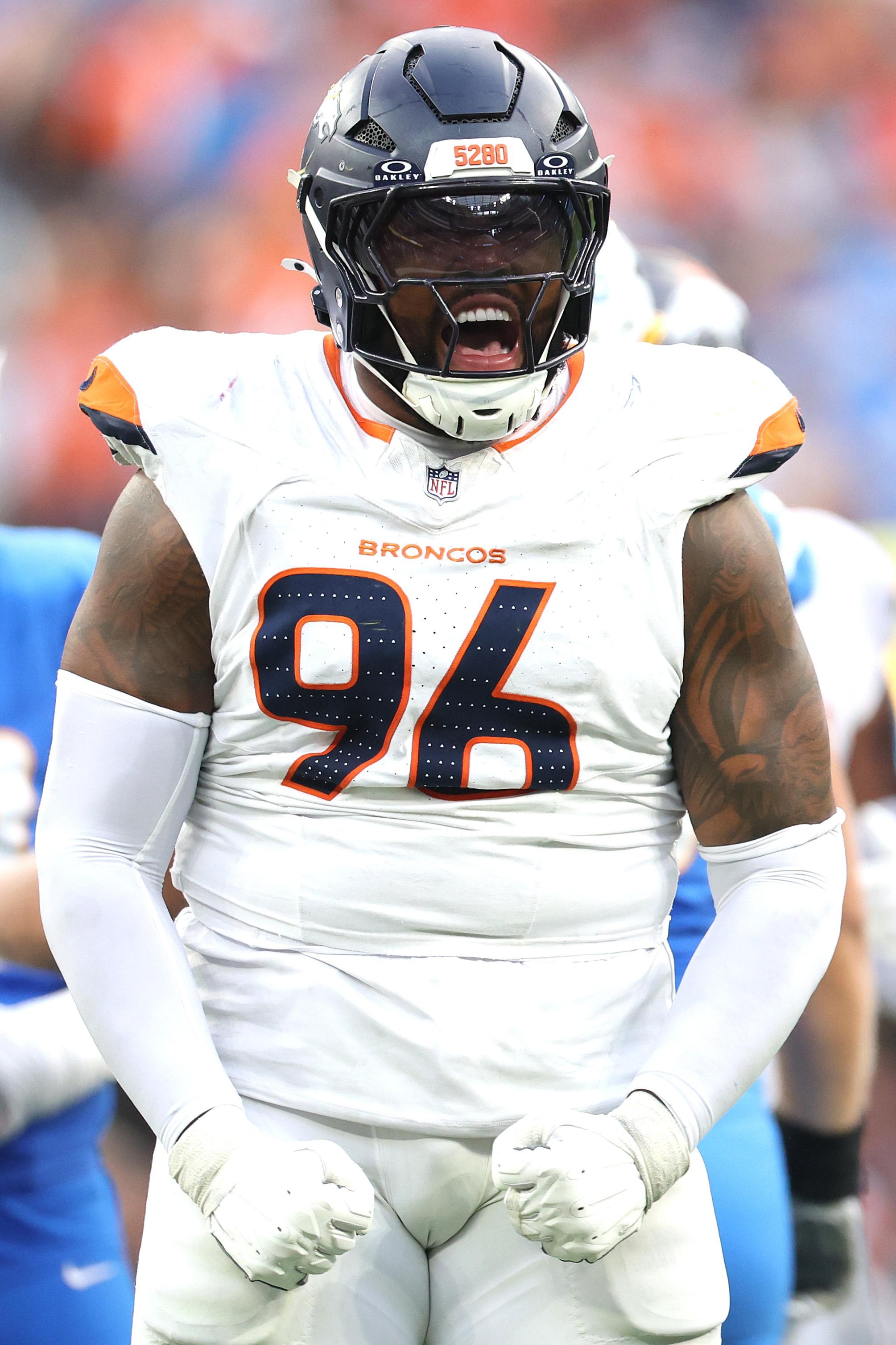 Eyioma Uwazurike comemora uma jogada defensiva dos Broncos contra os Chargers.