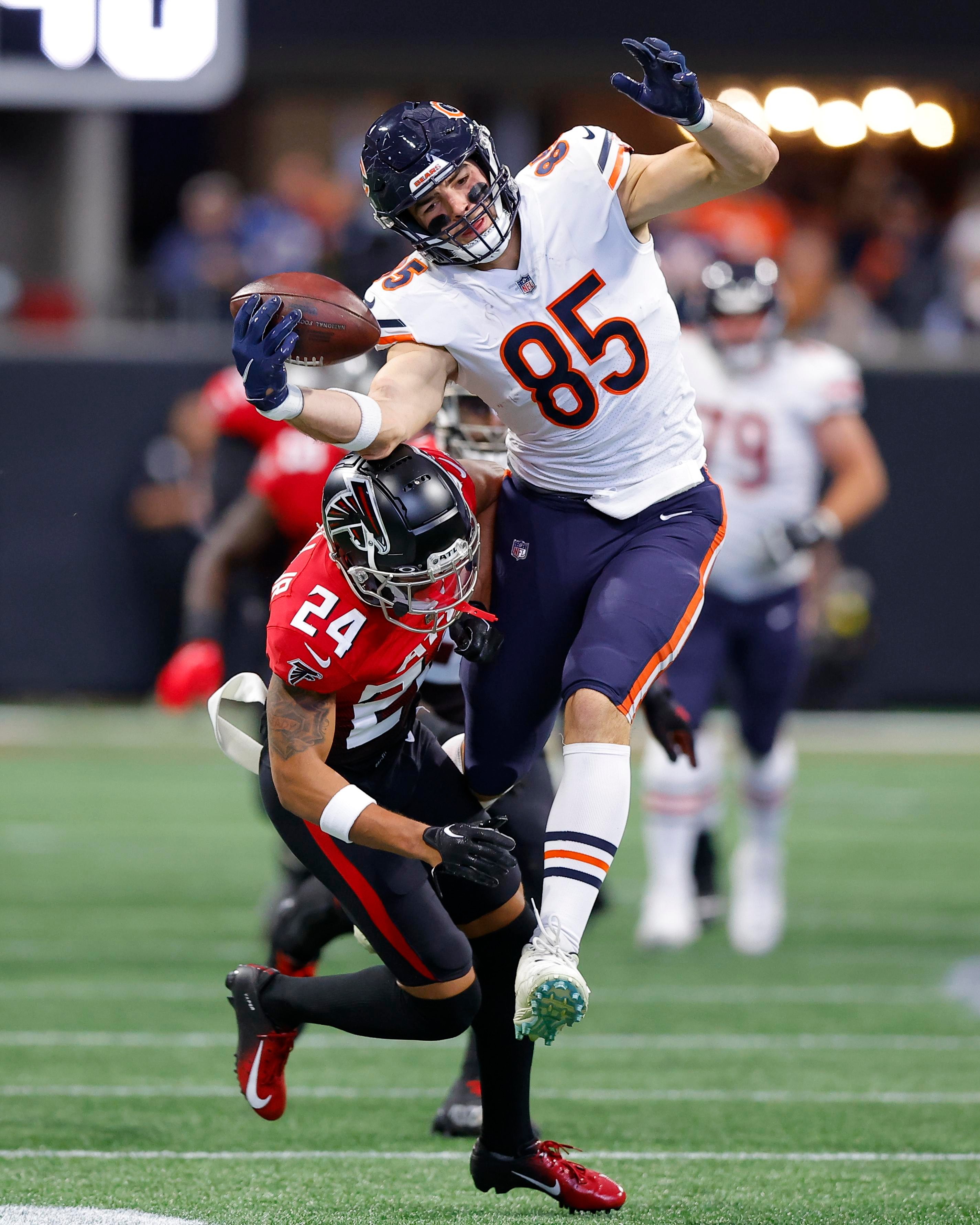Cole Kmet disputa uma recepção com A.J. Terrell em Bears x Falcons, em 2022.