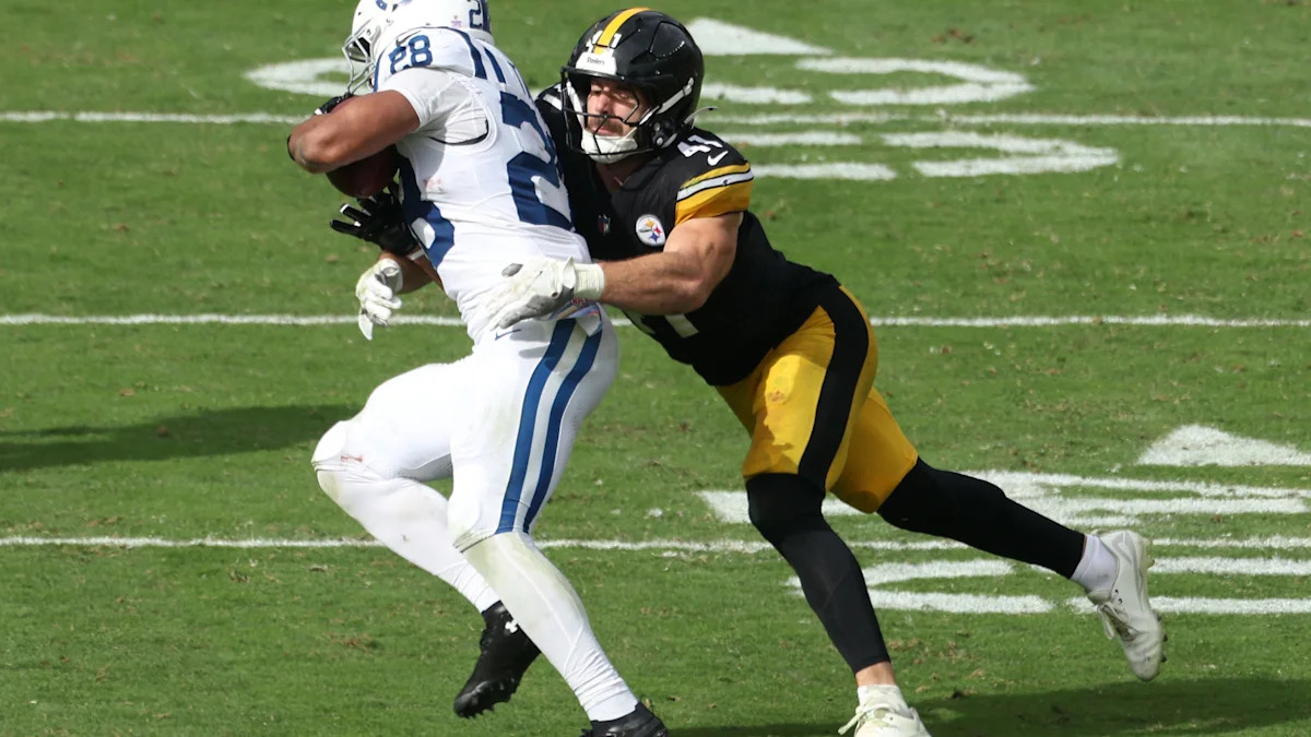 Jonathan Taylor corre com a bola pelos Colts contra os Steelers.