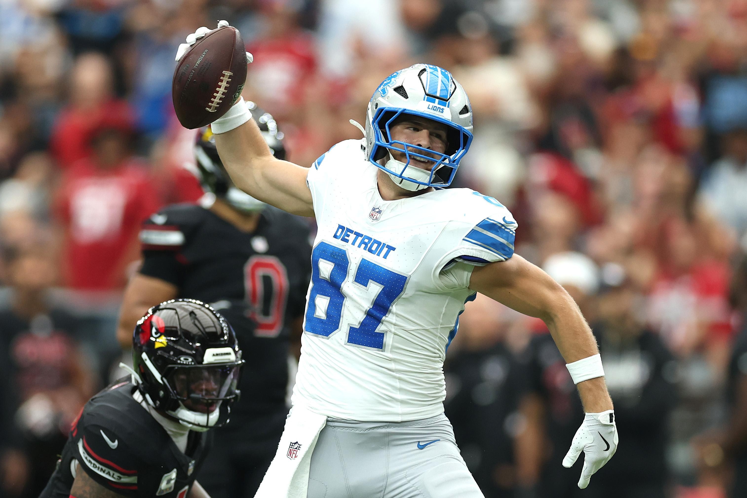 Sam LaPorta comemora uma jogada dos Lions contra os Cardinals.