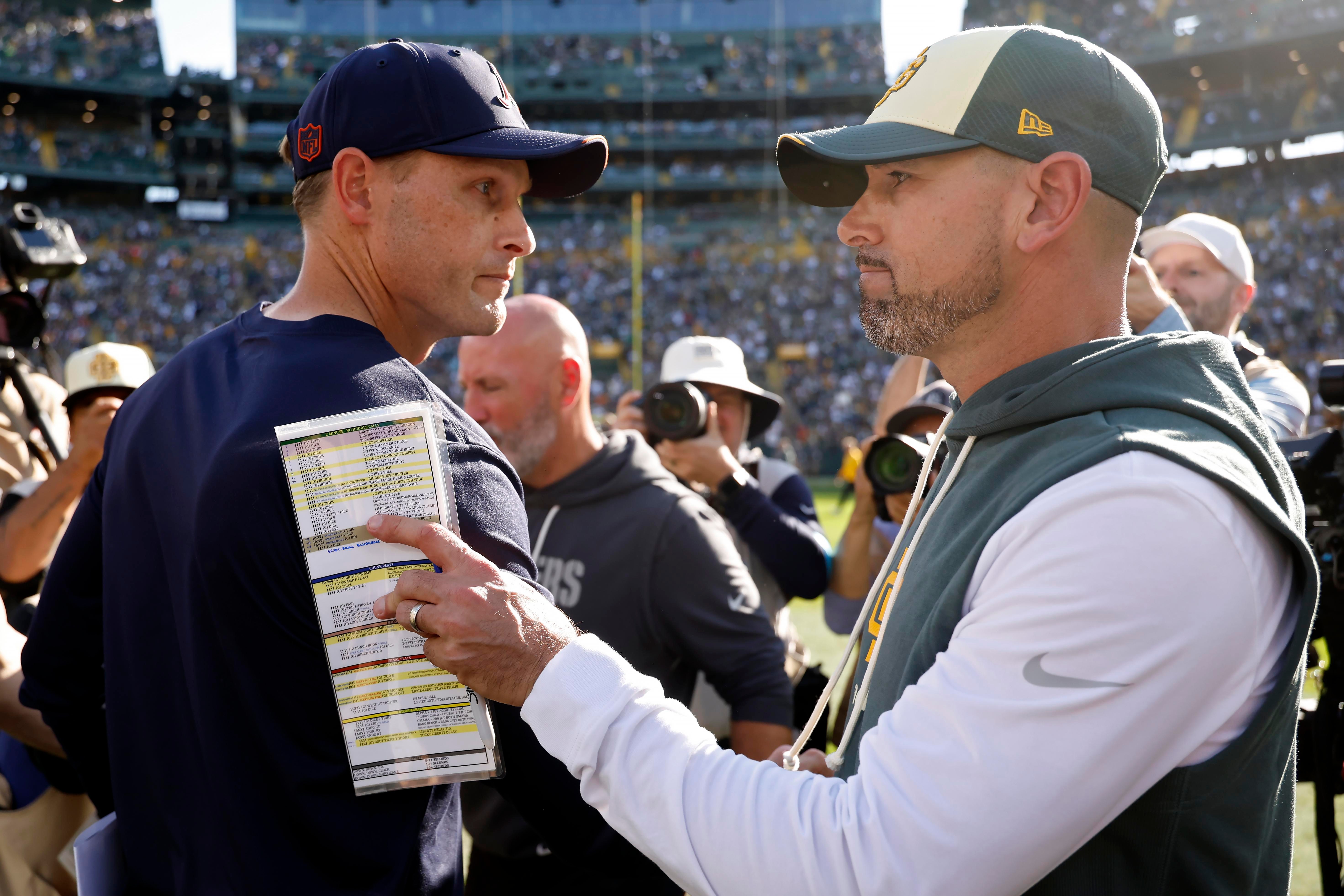 Ben Johnson e Matt LaFleur conversam após Bears x Packers.