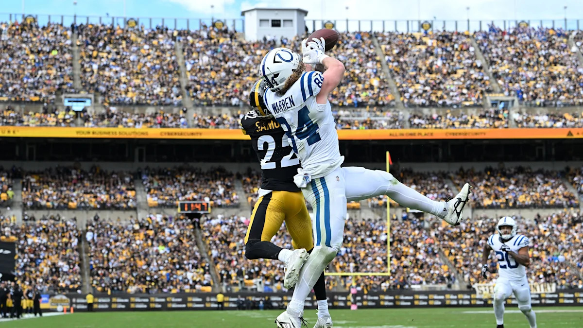 Tyler Warren recebe um passe pelos Colts no confronto com os Steelers.