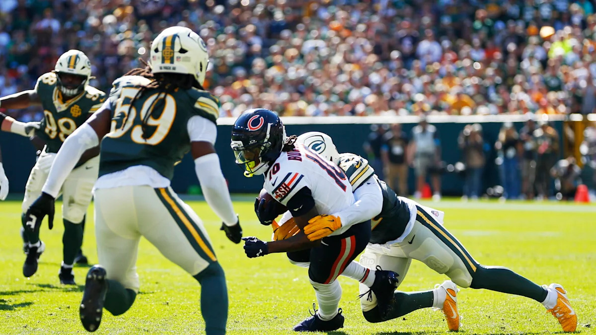 Jogadores dos Packers e dos Bears disputam uma jogada no Lambeau Field.
