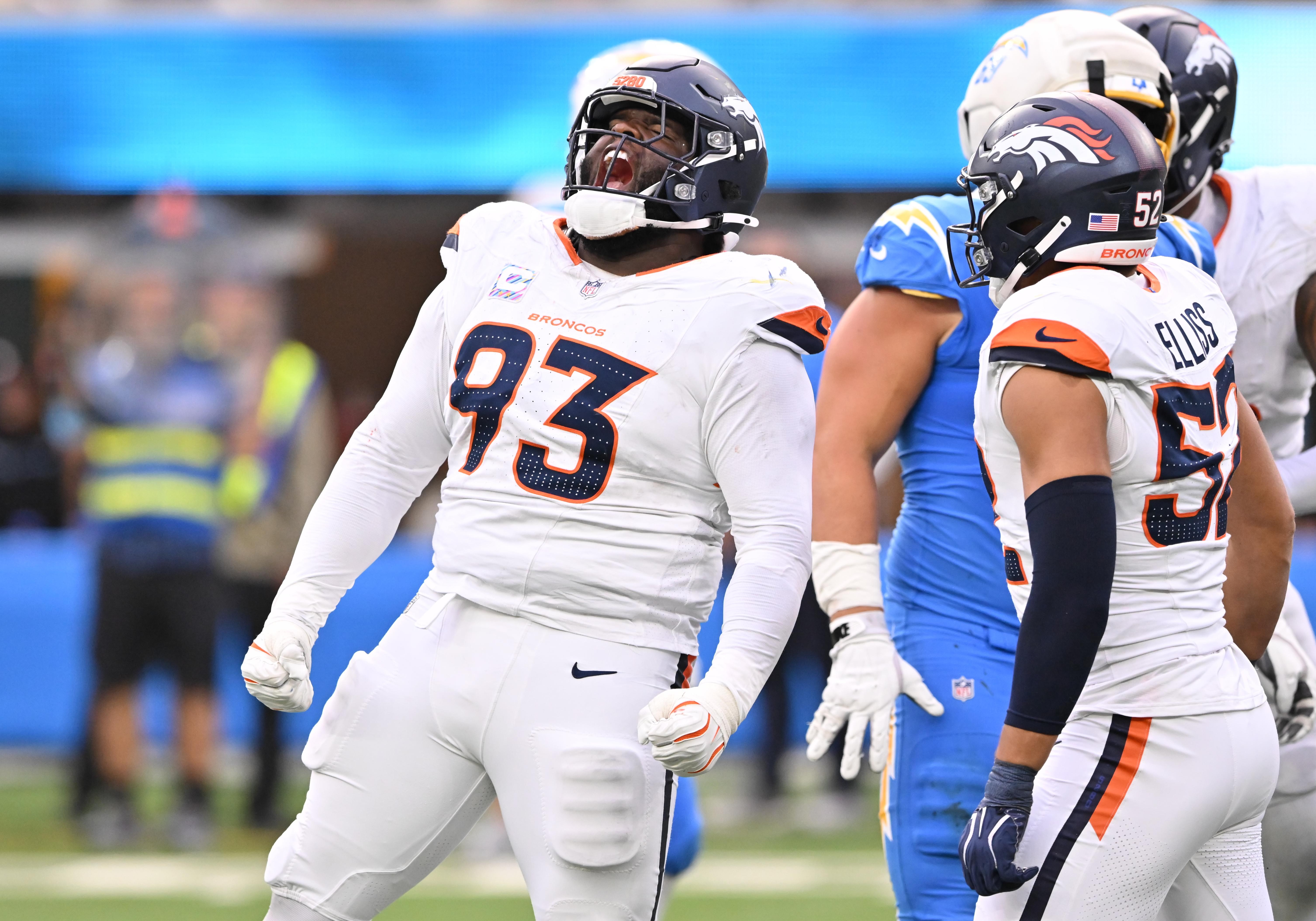 D.J. Jones comemora um sack dos Broncos sobre Justin Herbert.