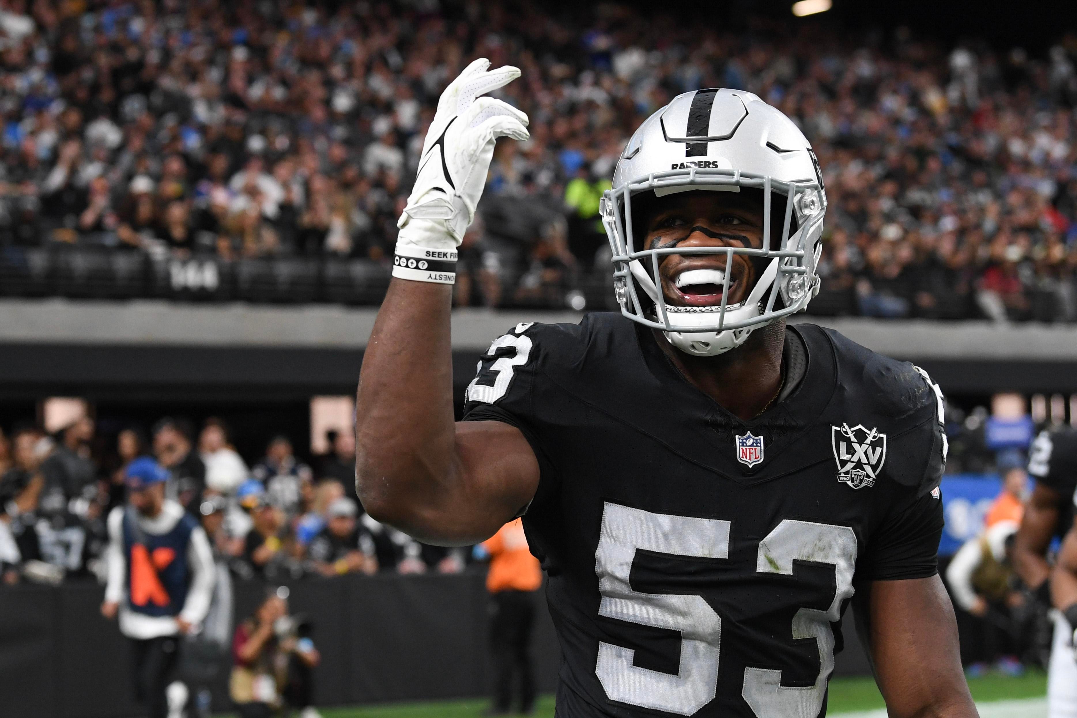 Amari Gainer, dos Raiders, interage com os torcedores após um punt contra os Chargers em Las Vegas, em 5 de janeiro de 2025.