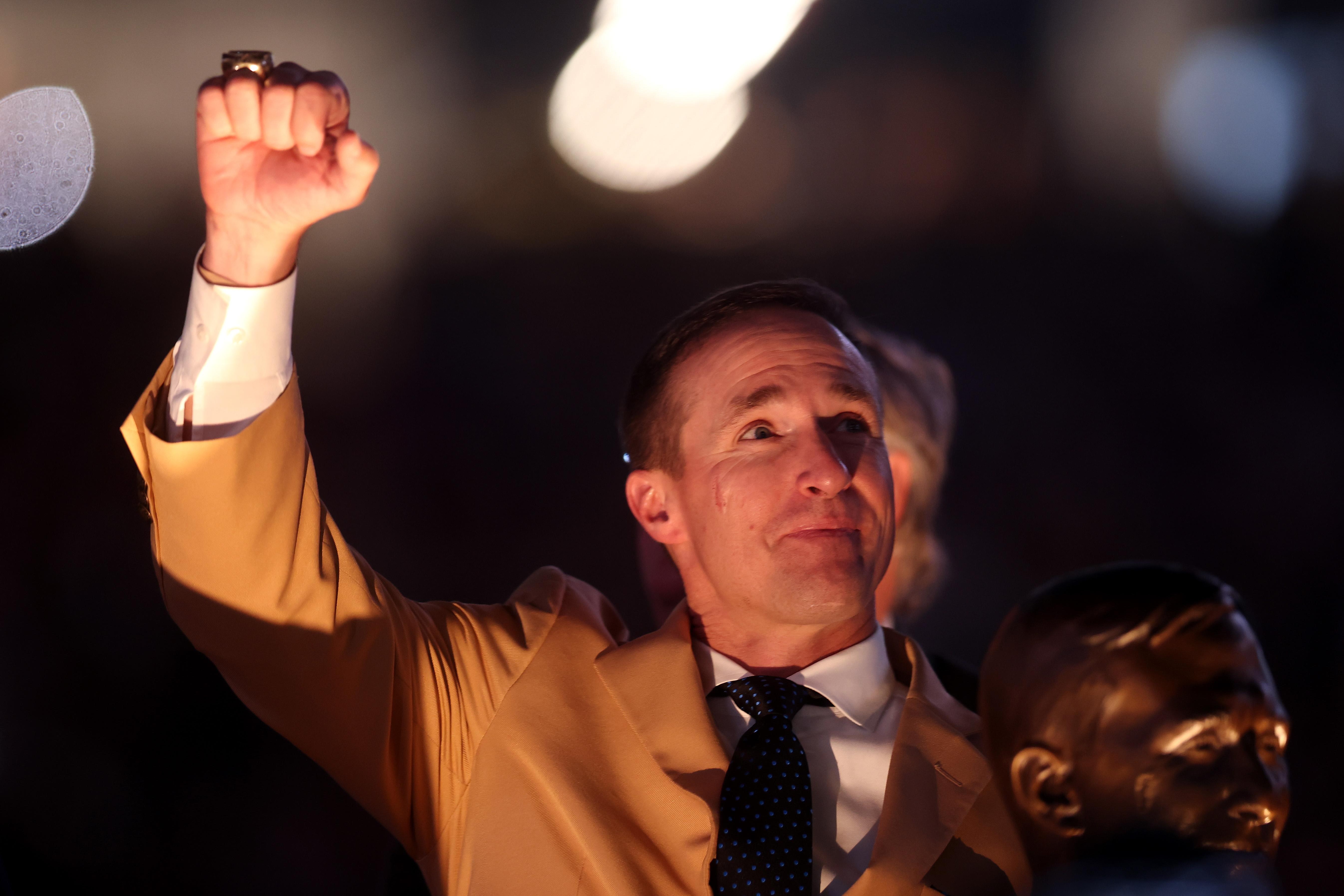 Drew Brees é homenageado no Ring of Honor dos Saints no Superdome.
