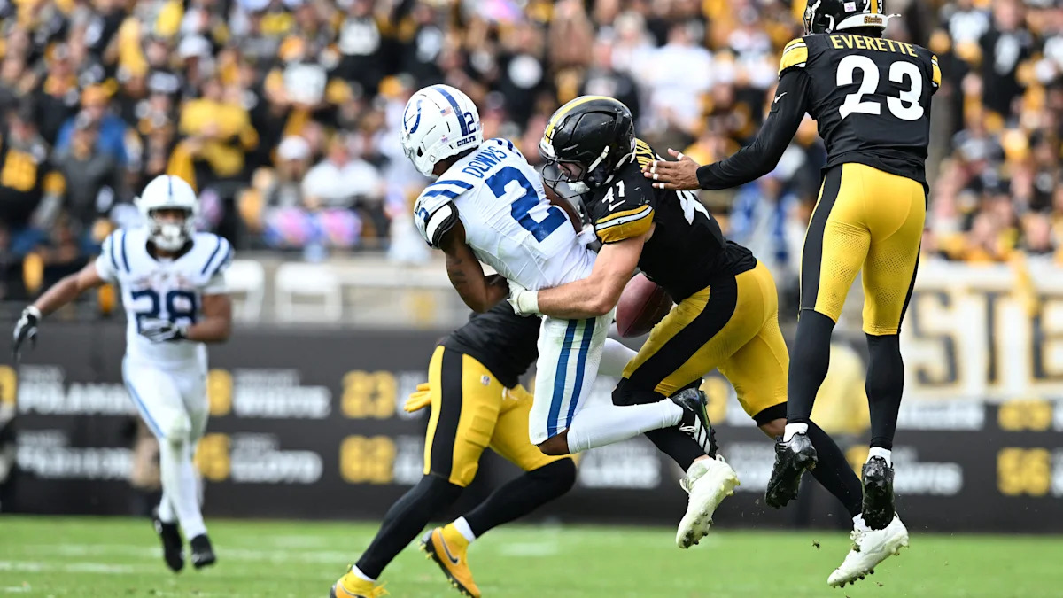 Josh Downs recebe a bola pelos Colts diante da defesa dos Steelers.
