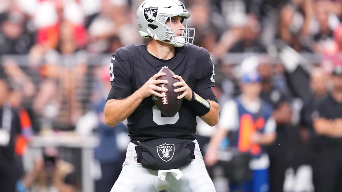 Kirk Cousins durante aquecimento dos Raiders.