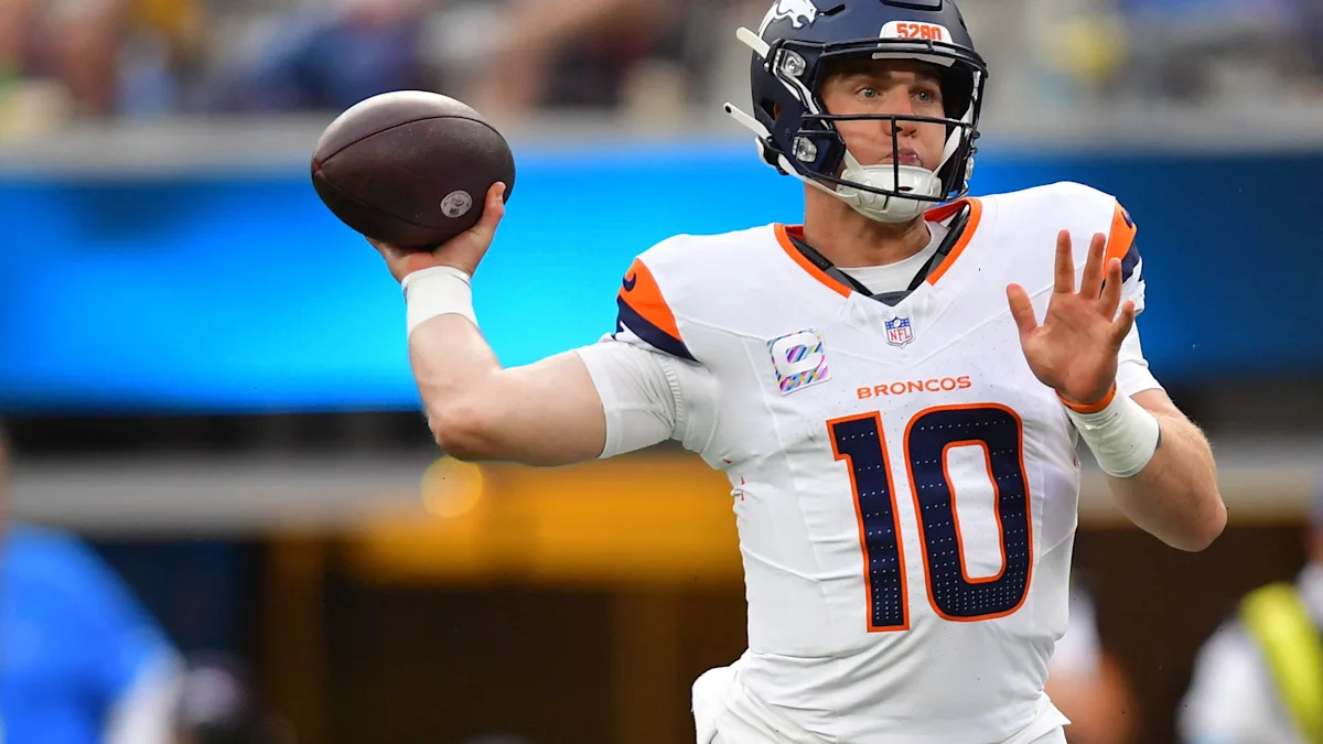 Bo Nix prepara um passe pelo Denver Broncos.