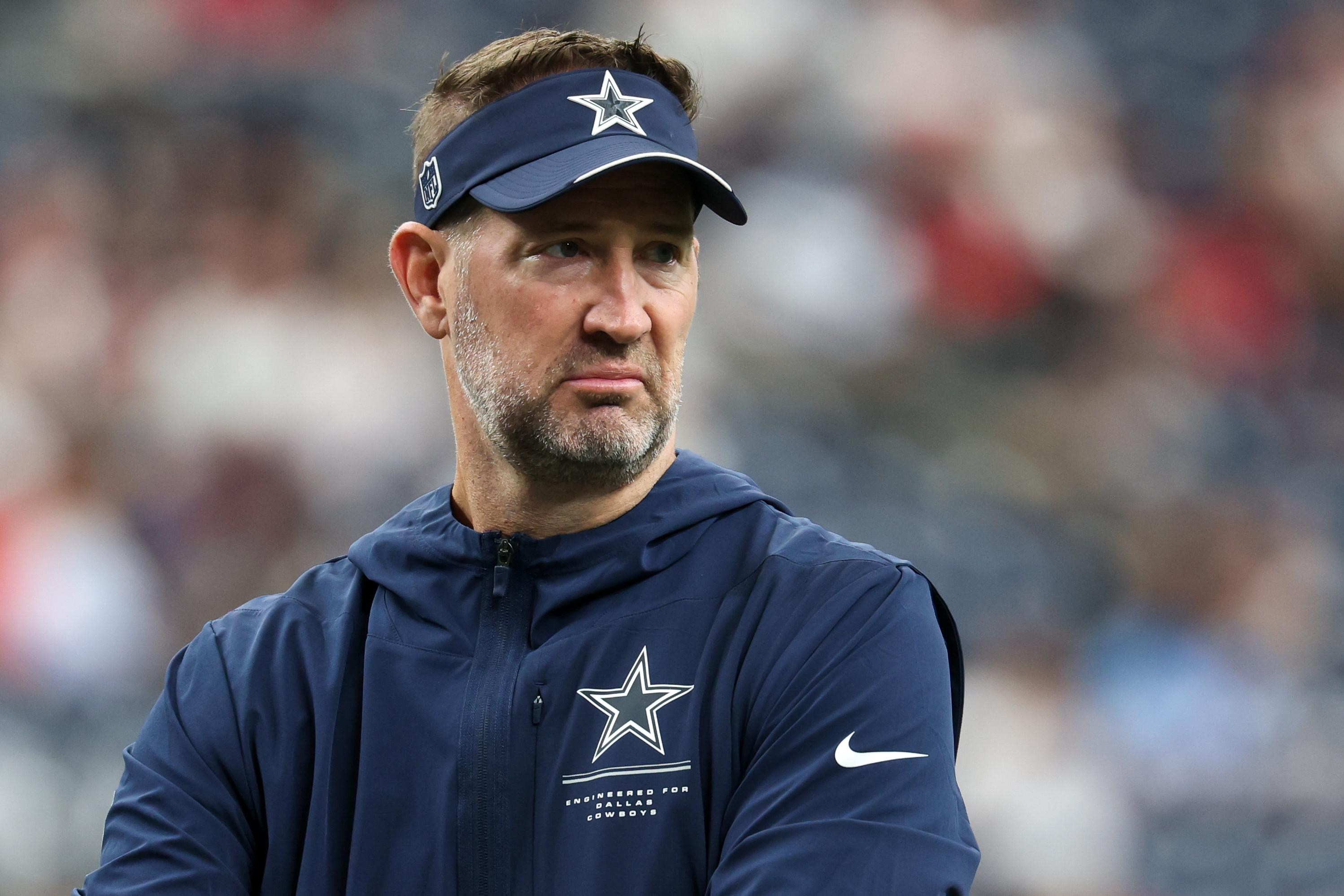 Brian Schottenheimer, técnico do Dallas Cowboys, antes de uma partida.
