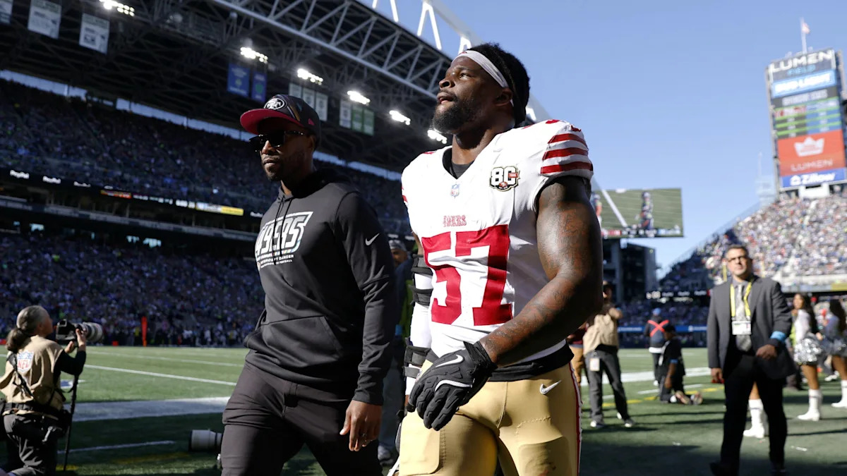 Dre Greenlaw deixa o campo após a expulsão contra os Seahawks.
