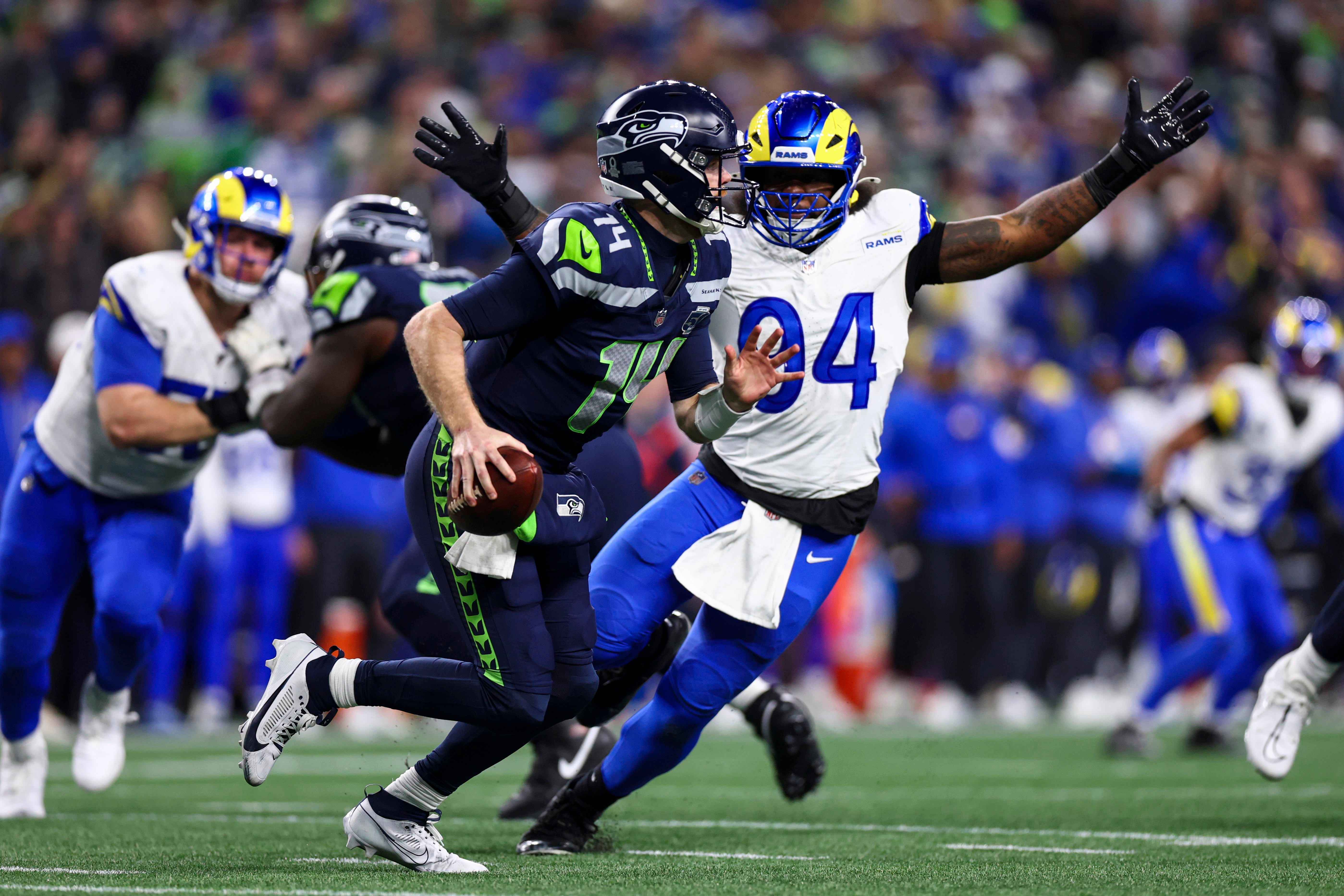 Sam Darnold é pressionado pela defesa dos Rams em um confronto da NFC West.