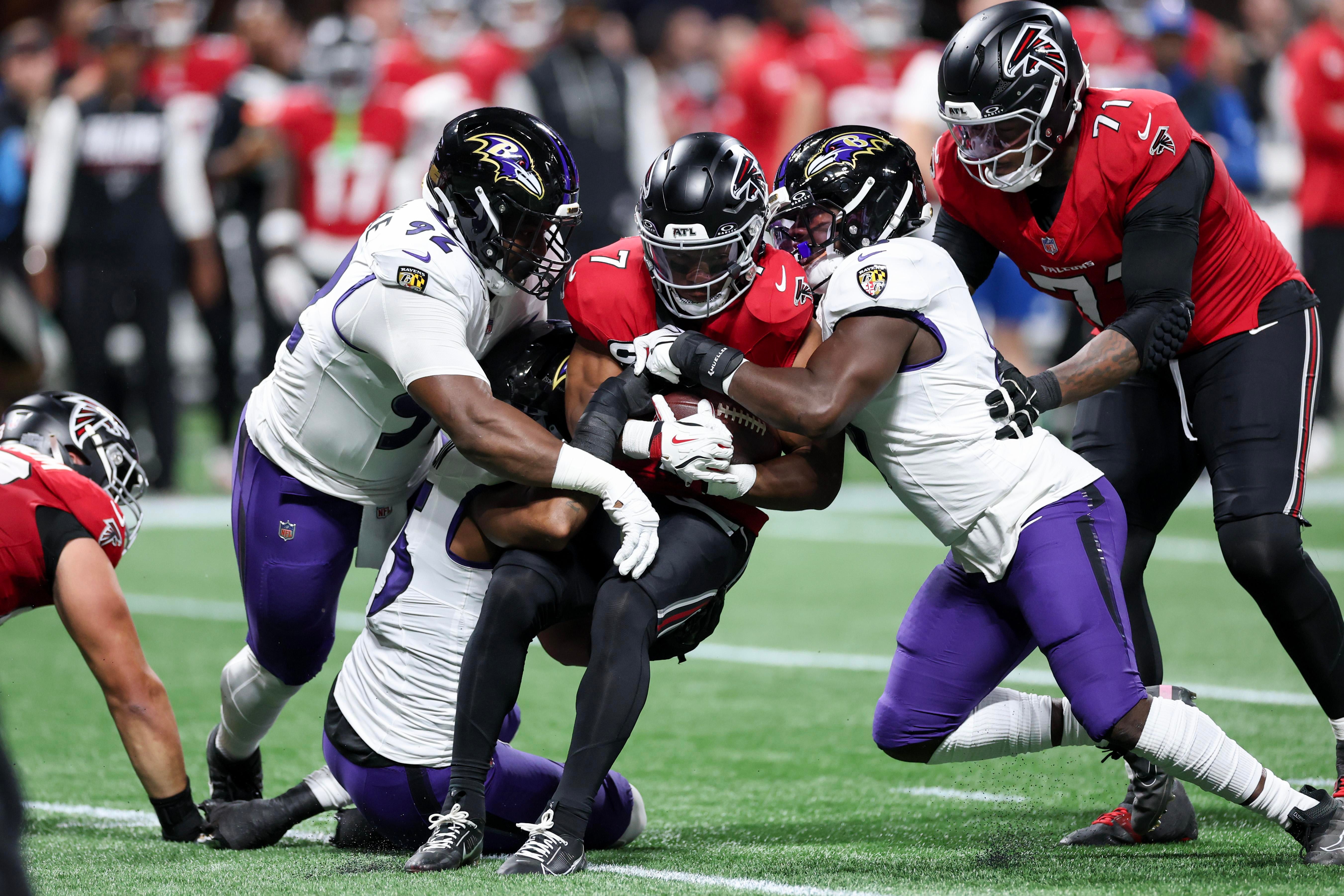 Defensores dos Ravens contêm Bijan Robinson, dos Falcons.