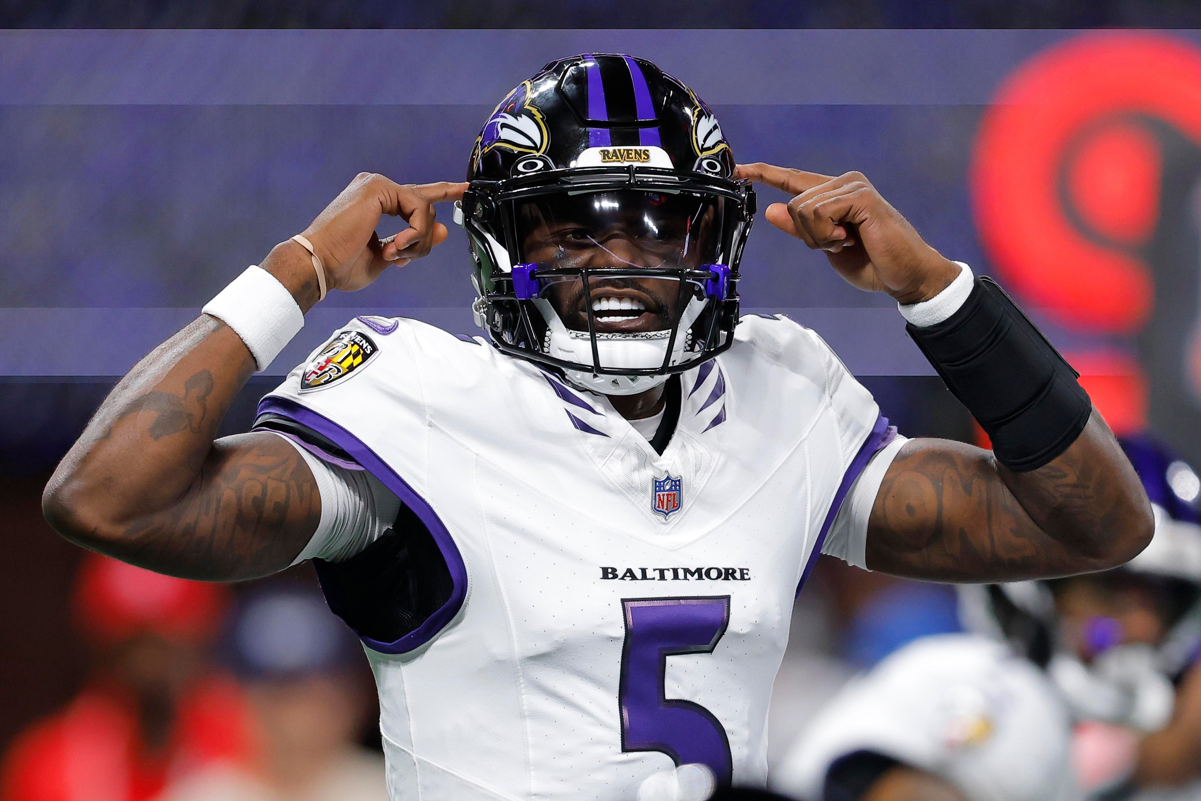 Tyler Huntley reage durante o confronto entre Ravens e Falcons.