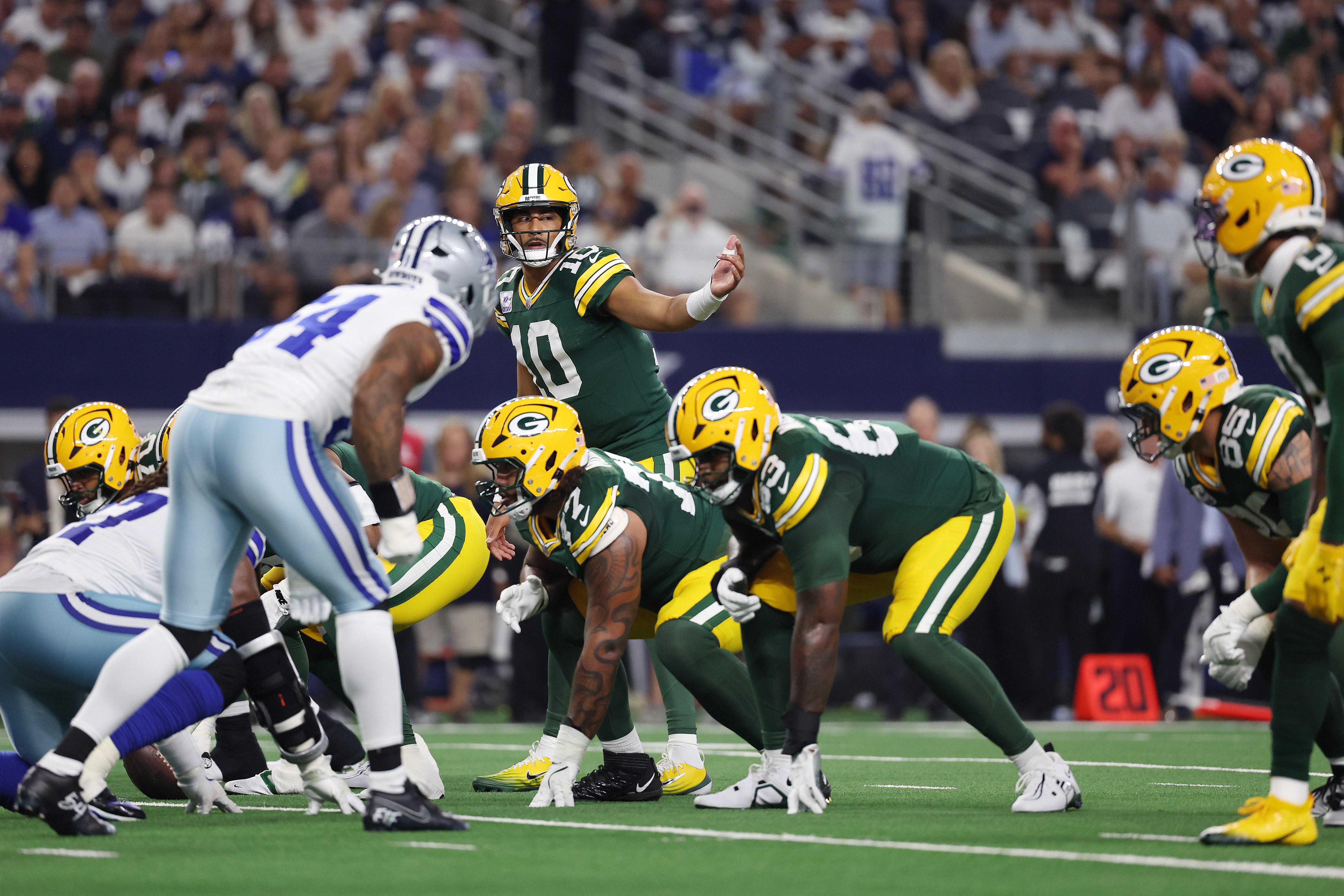 Jordan Love coordena o ataque dos Packers contra os Cowboys em setembro de 2025.