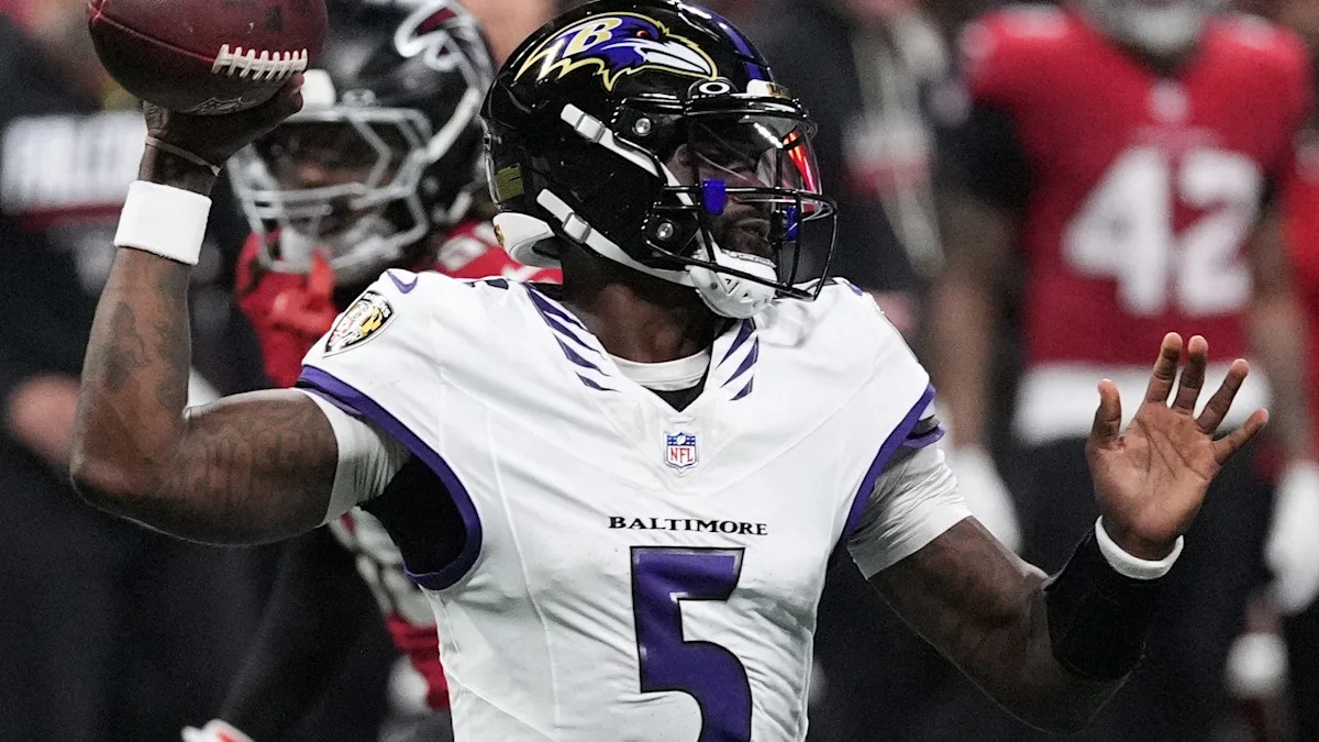 Tyler Huntley lança pelo Baltimore Ravens diante do Atlanta Falcons.