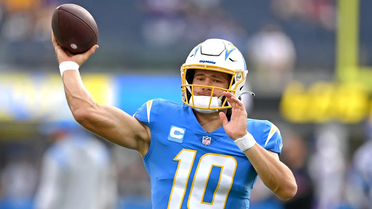 Justin Herbert prepara um passe pelo Los Angeles Chargers.