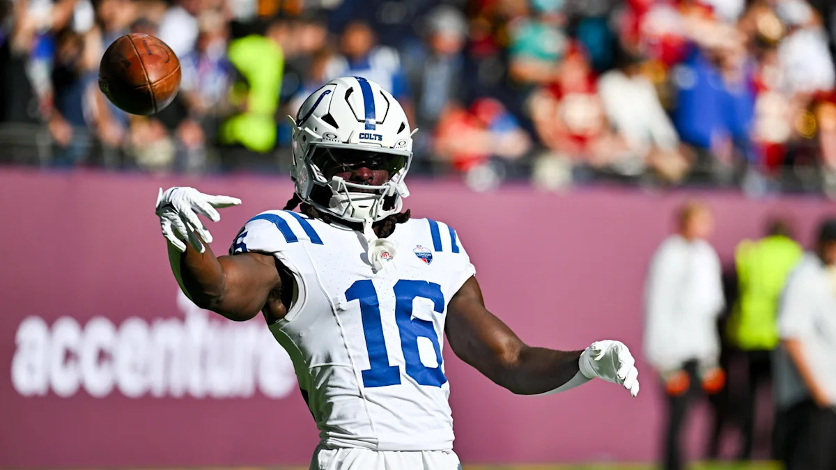 Ashton Dulin, recebedor dos Indianapolis Colts, em campo.