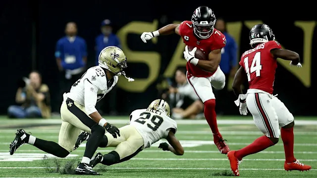 Jogadores dos Atlanta Falcons em ação contra os New Orleans Saints.